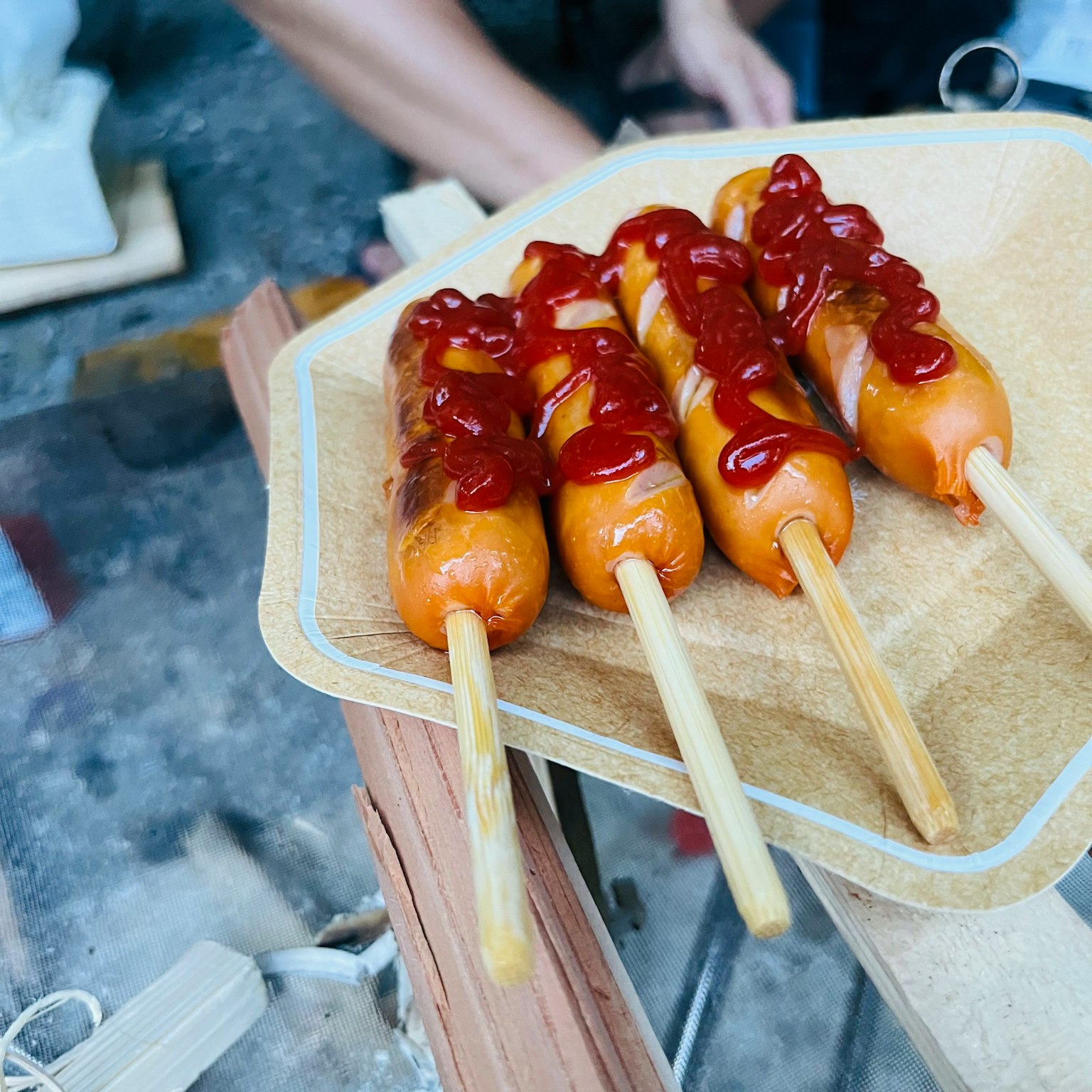 ไม้ฮอทดอกอร่อยที่ราดซอสมะเขือเทศบนจาน