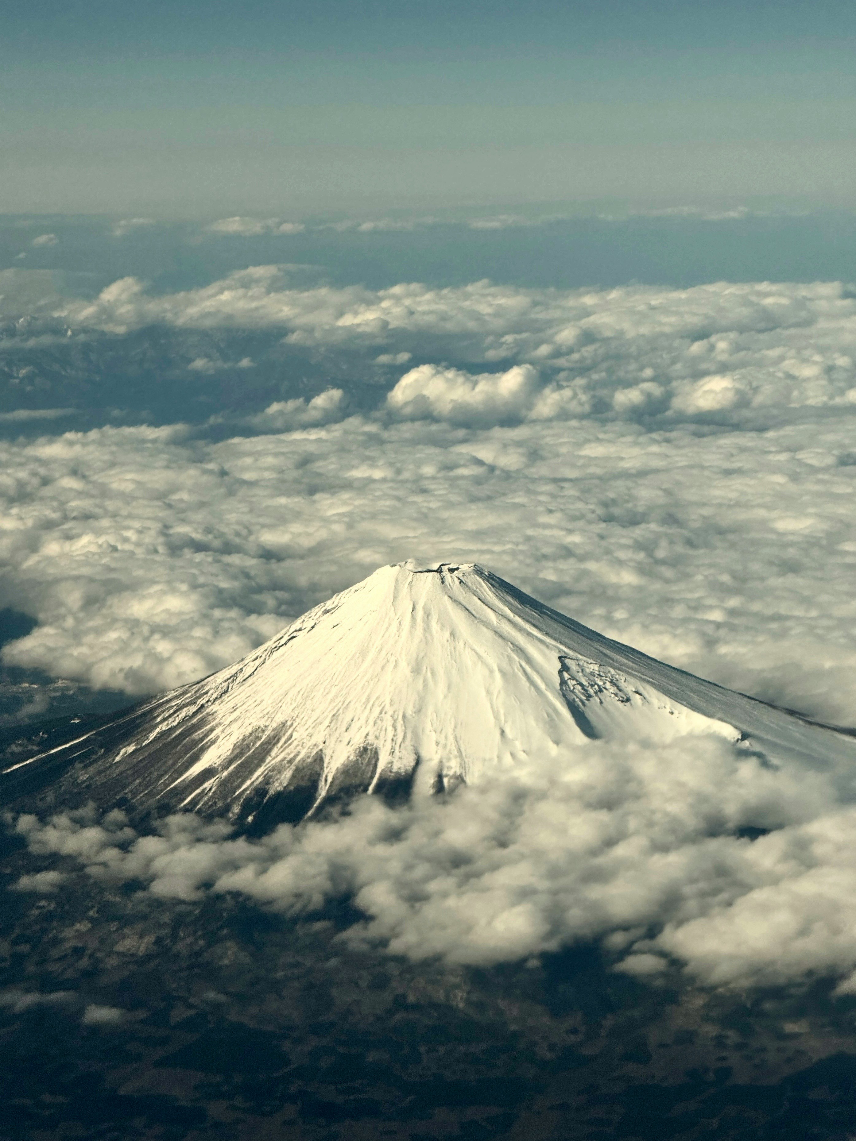 雲海の上にそびえる富士山