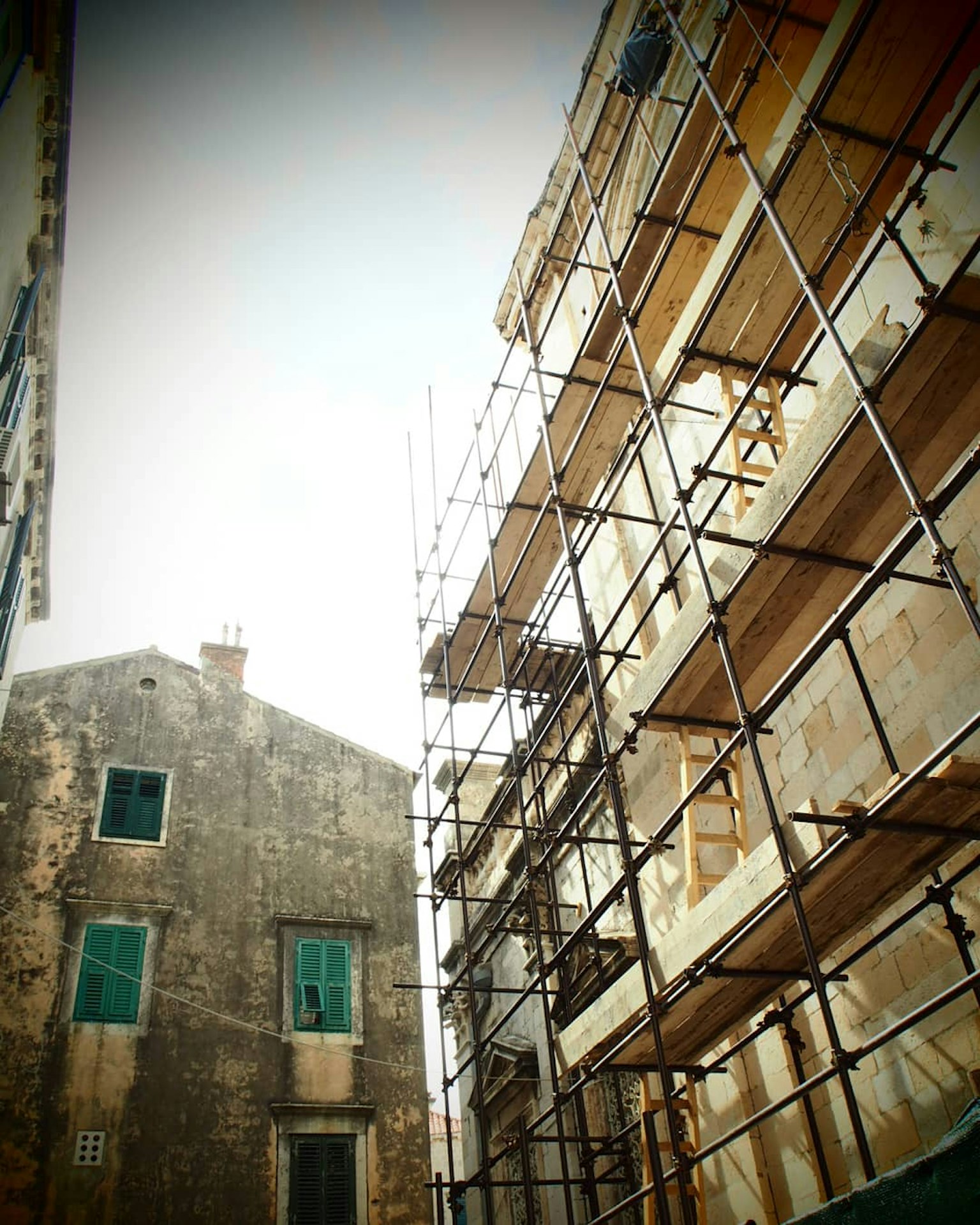 舊建築與建築上腳手架的景色