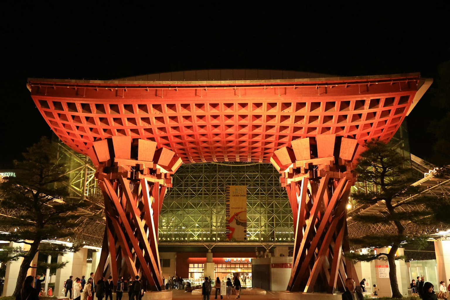 夜间照亮的金泽鼓门的令人印象深刻的建筑