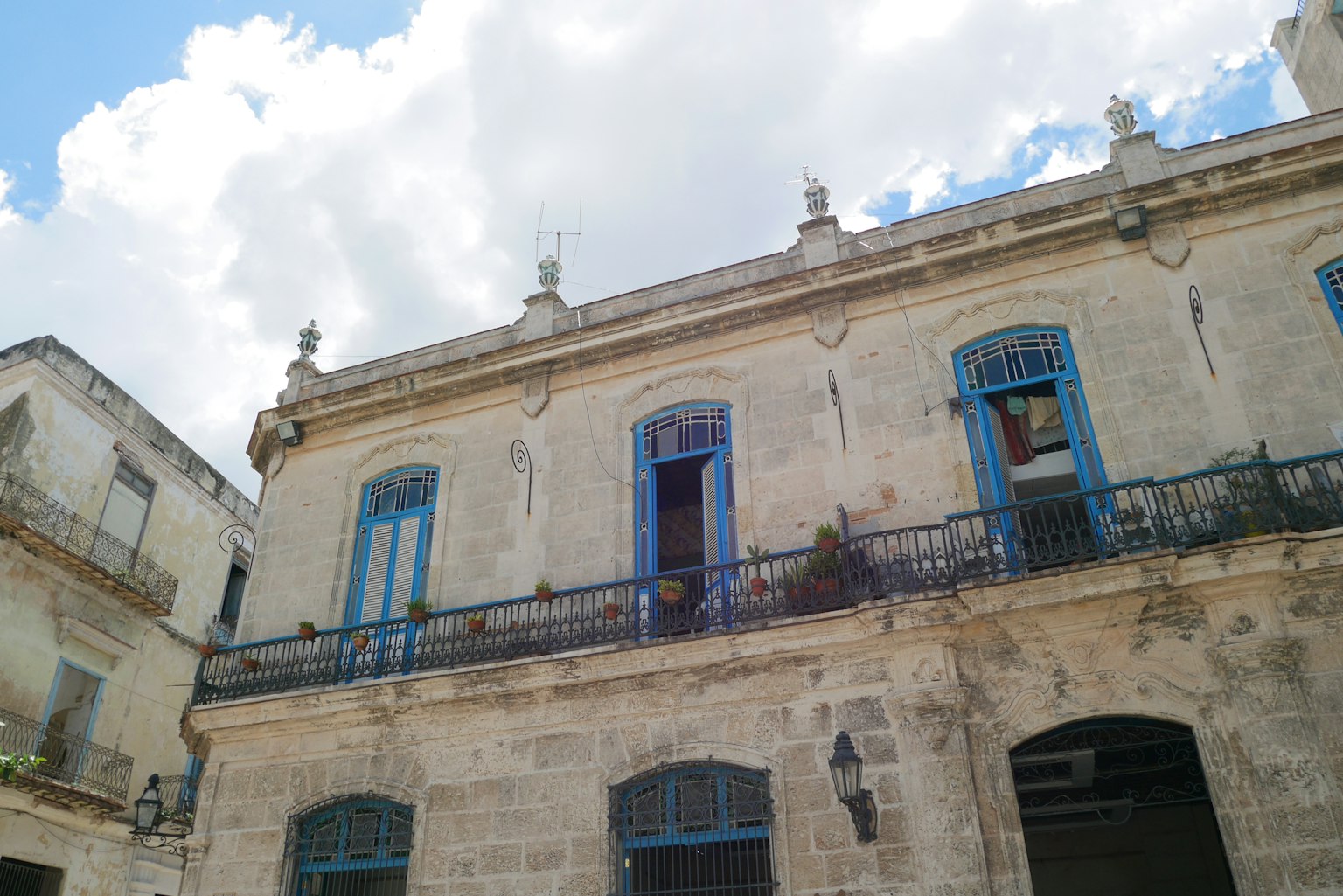 Façade d'un vieux bâtiment avec des fenêtres et balcons bleus à La Havane