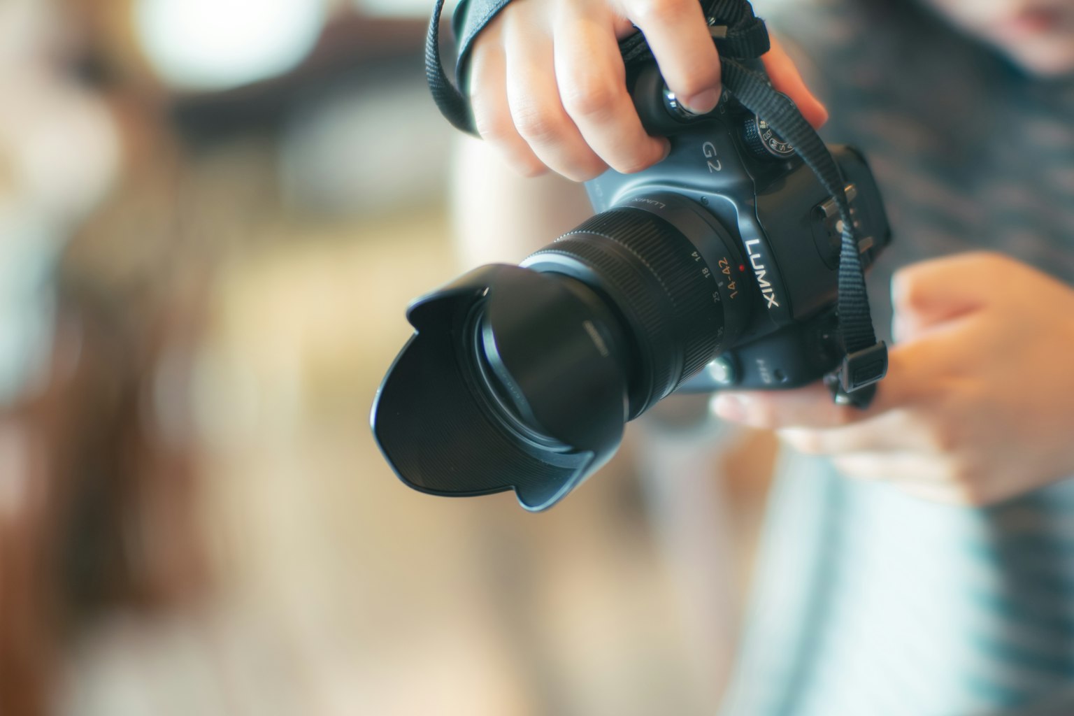 Gros plan d'une main tenant un appareil photo numérique de haute qualité