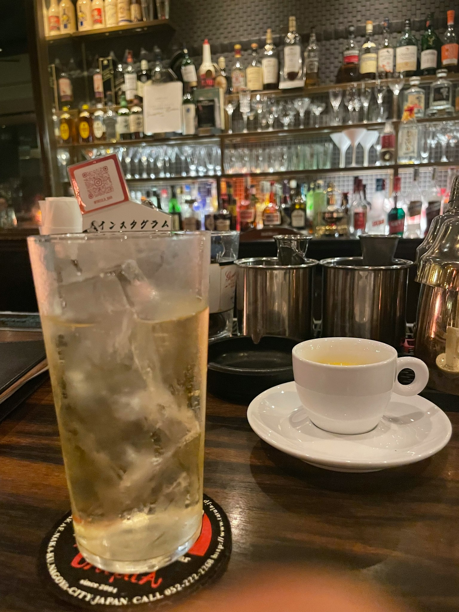 Un comptoir de bar avec un cocktail et une tasse de café
