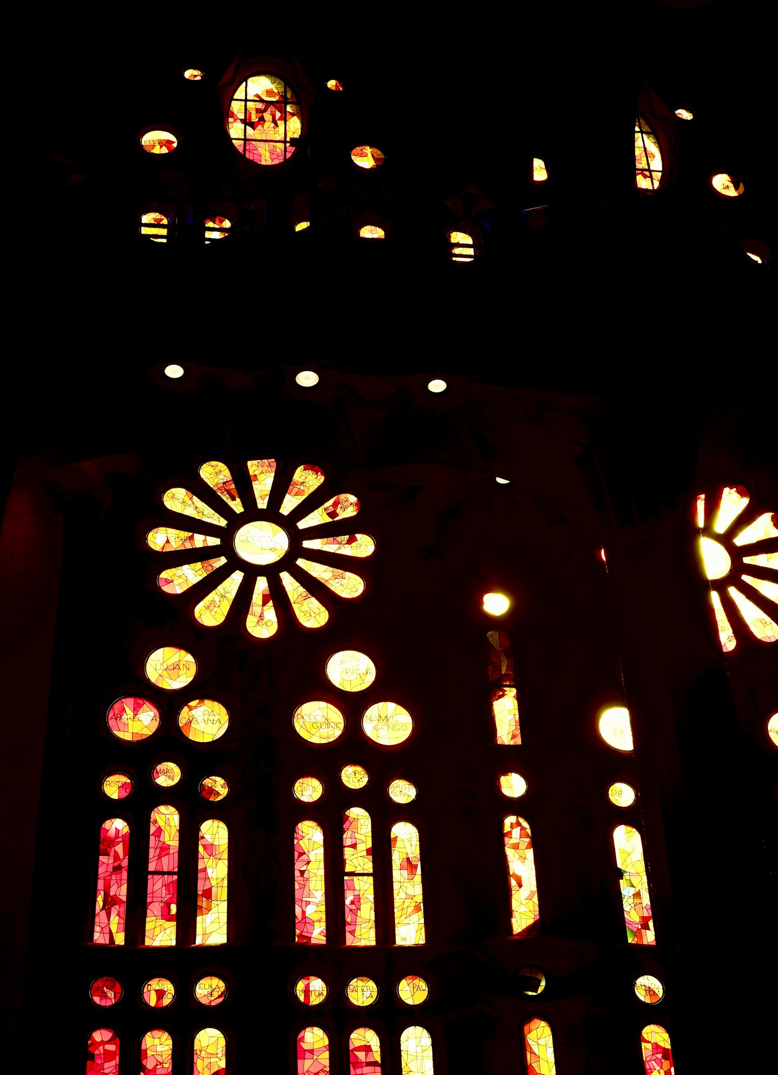 Intérieur d'une église avec de belles fenêtres en vitrail aux couleurs vives