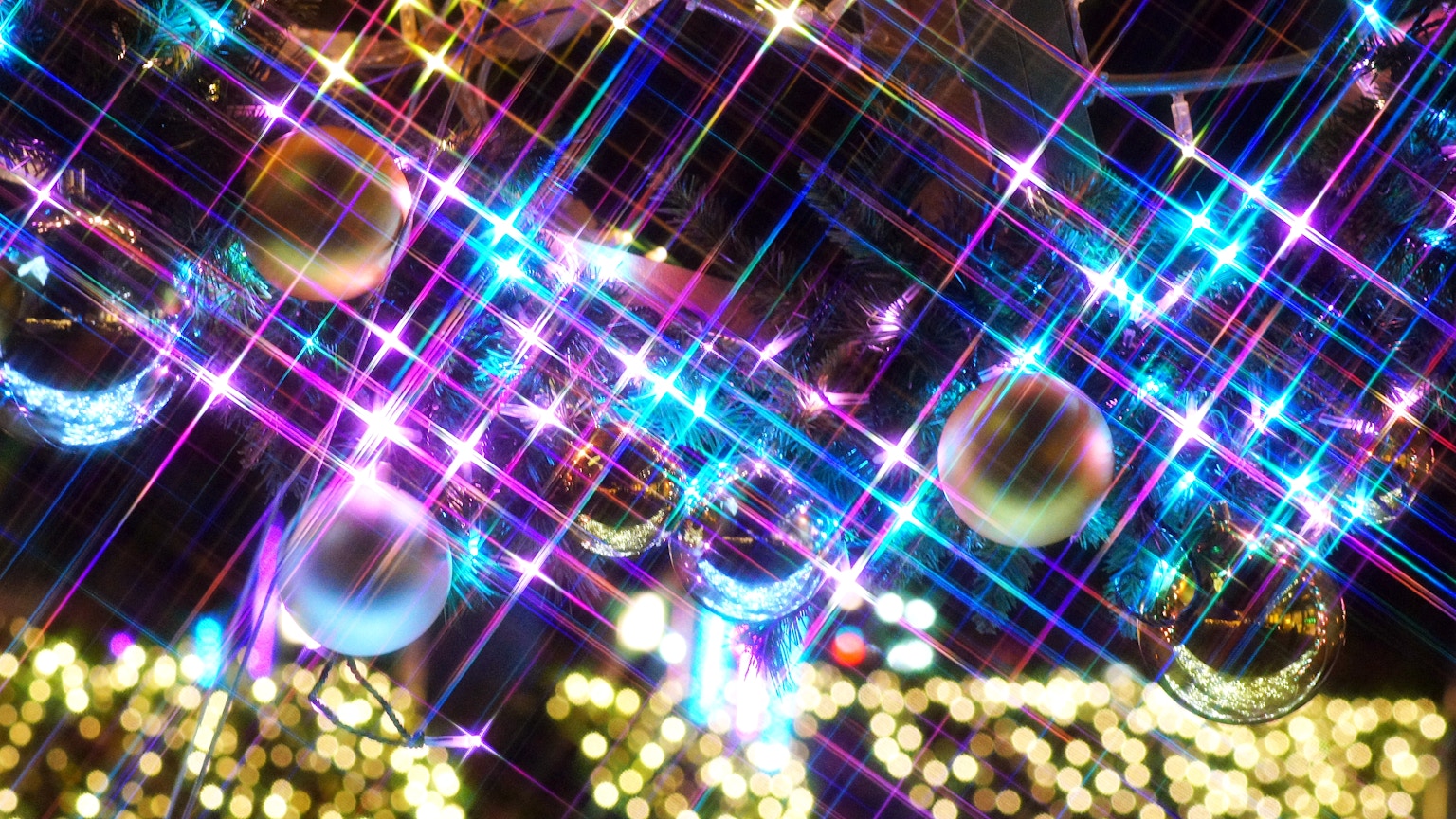 Primo piano di luci colorate e scintillii a forma di stella su ornamenti natalizi