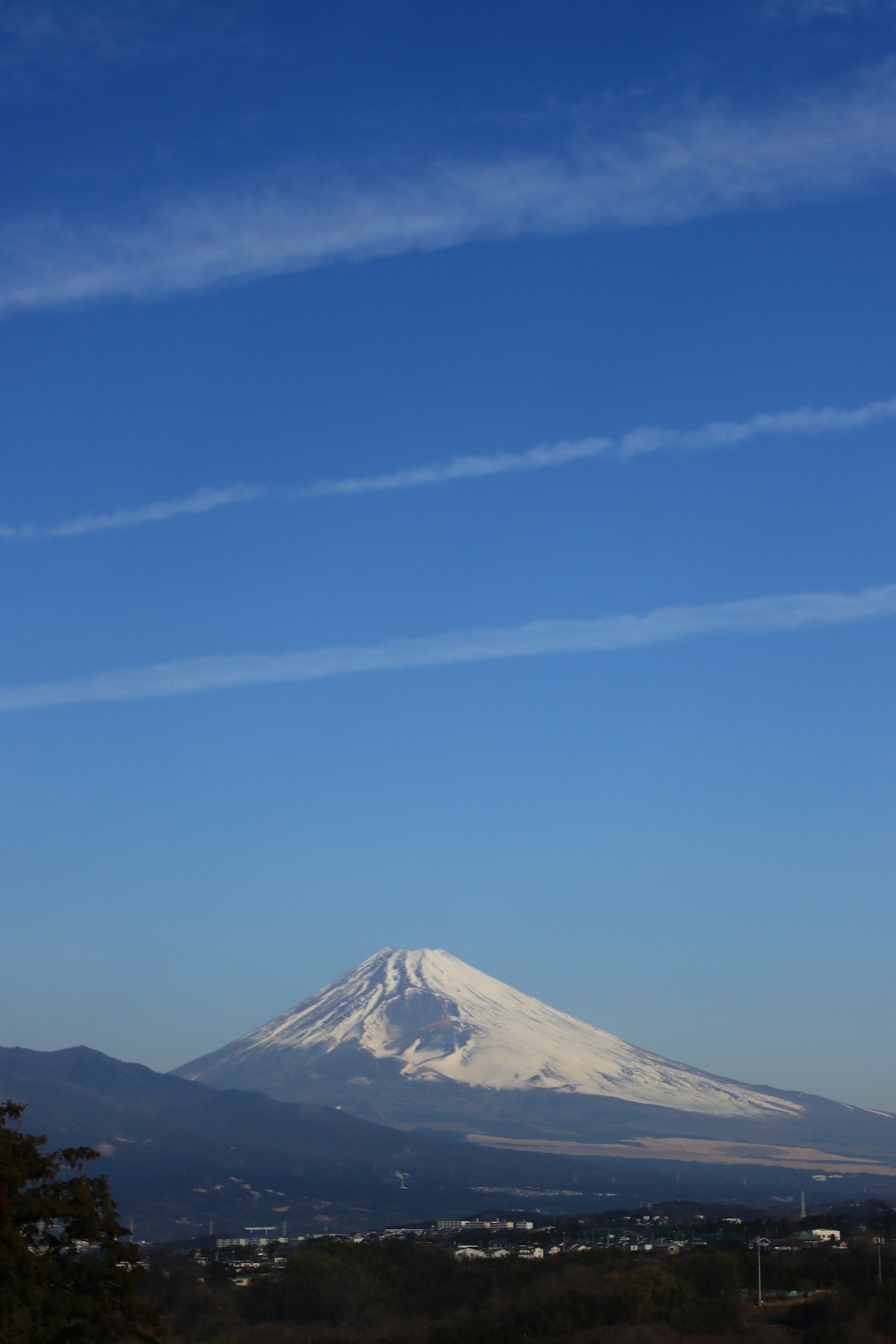 蓝天下的雪山富士山