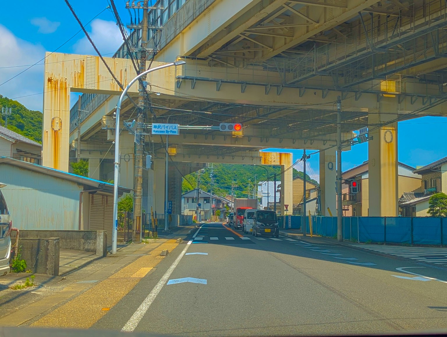 高架公路下的道路和附近住宅区的景观