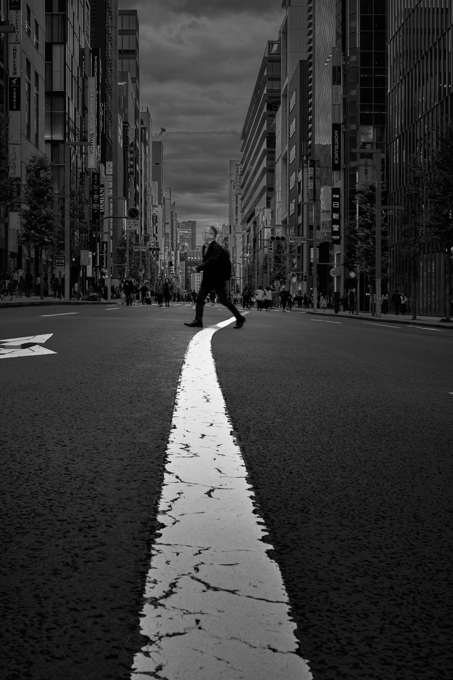 Silhouette che cammina su una linea bianca con grattacieli in un paesaggio urbano in bianco e nero