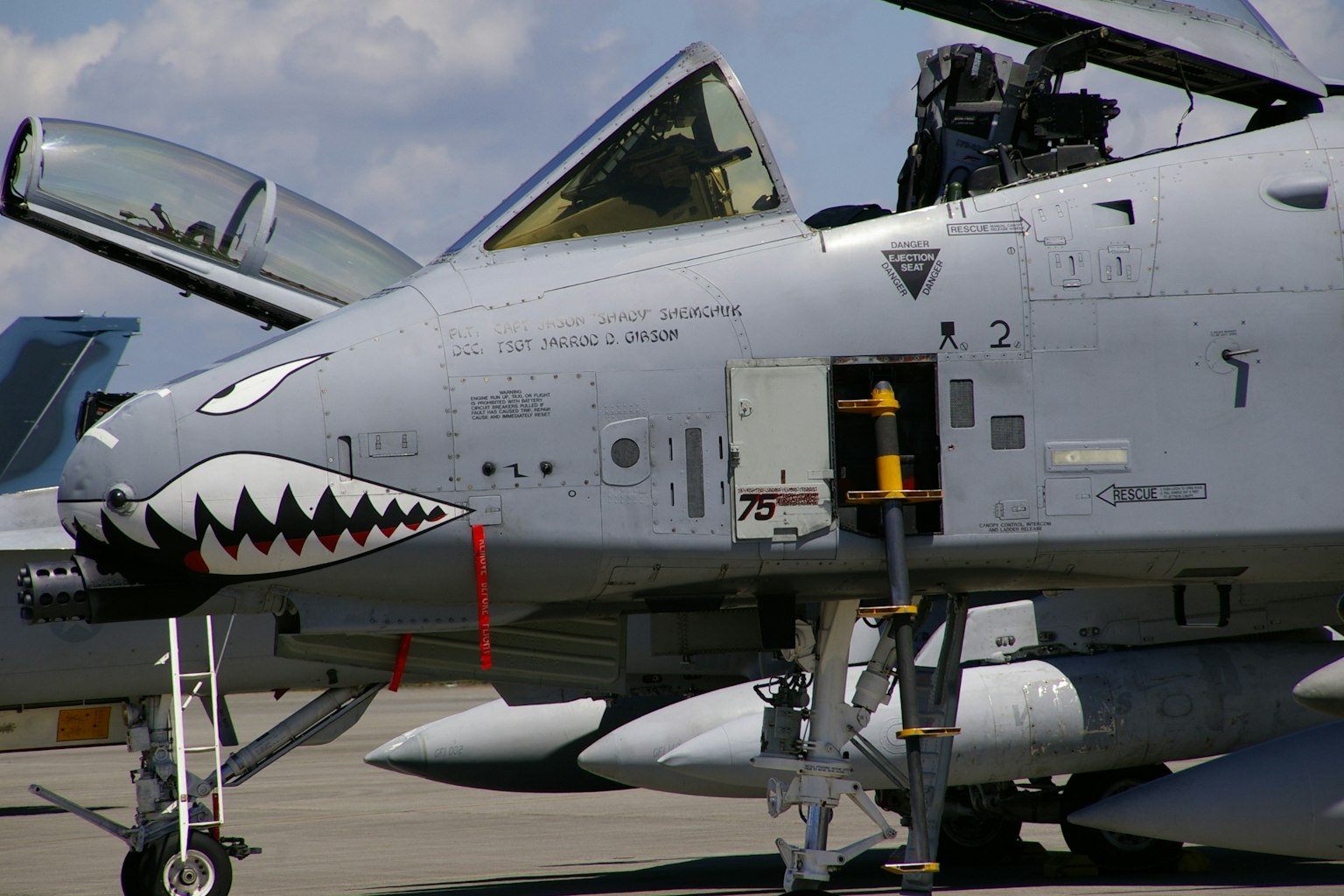 A-10 Thunderbolt II con arte di naso a forma di bocca di squalo e missili