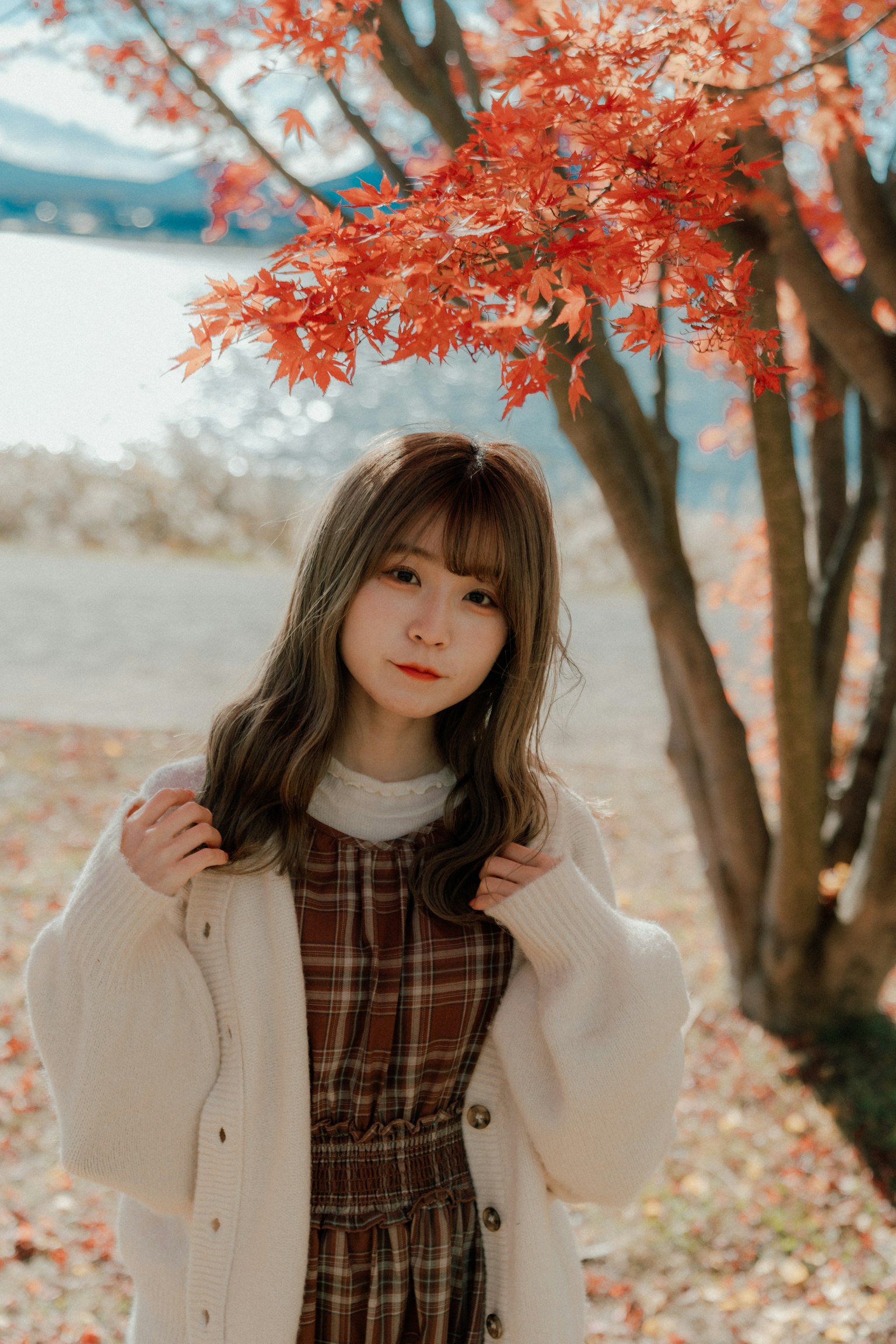 가을 단풍 속에서 미소 짓는 여성의 초상