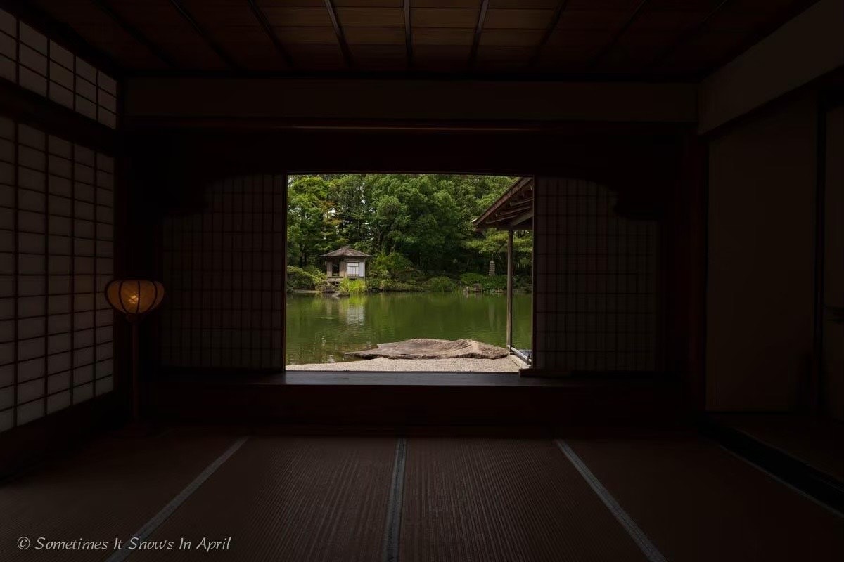 水辺の庭が見える和室の縁側の眺め