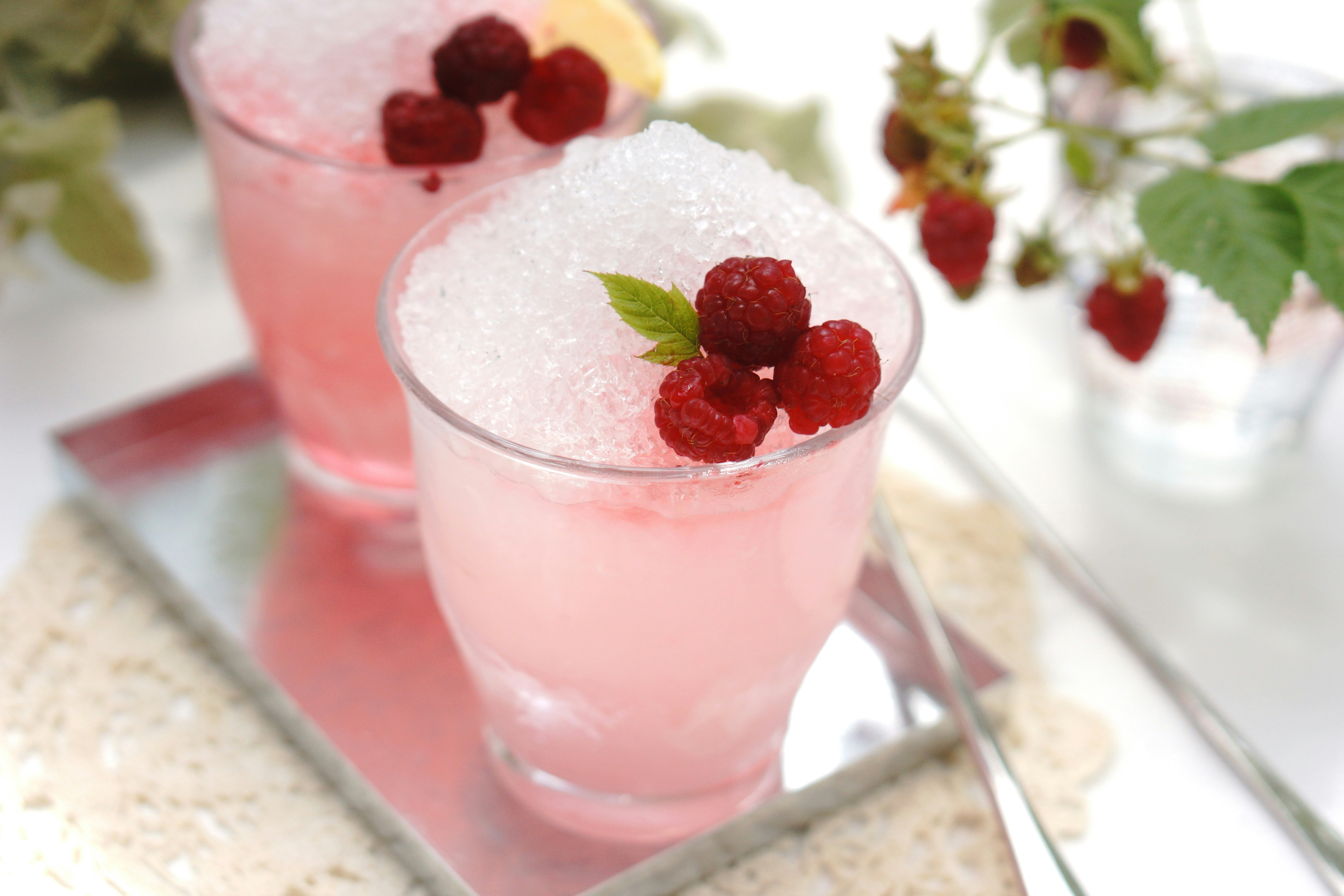 pencuci mulut pink dalam gelas dengan raspberry gambar