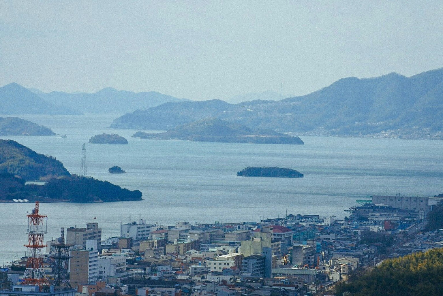 俯瞰海洋和岛屿的城市景观