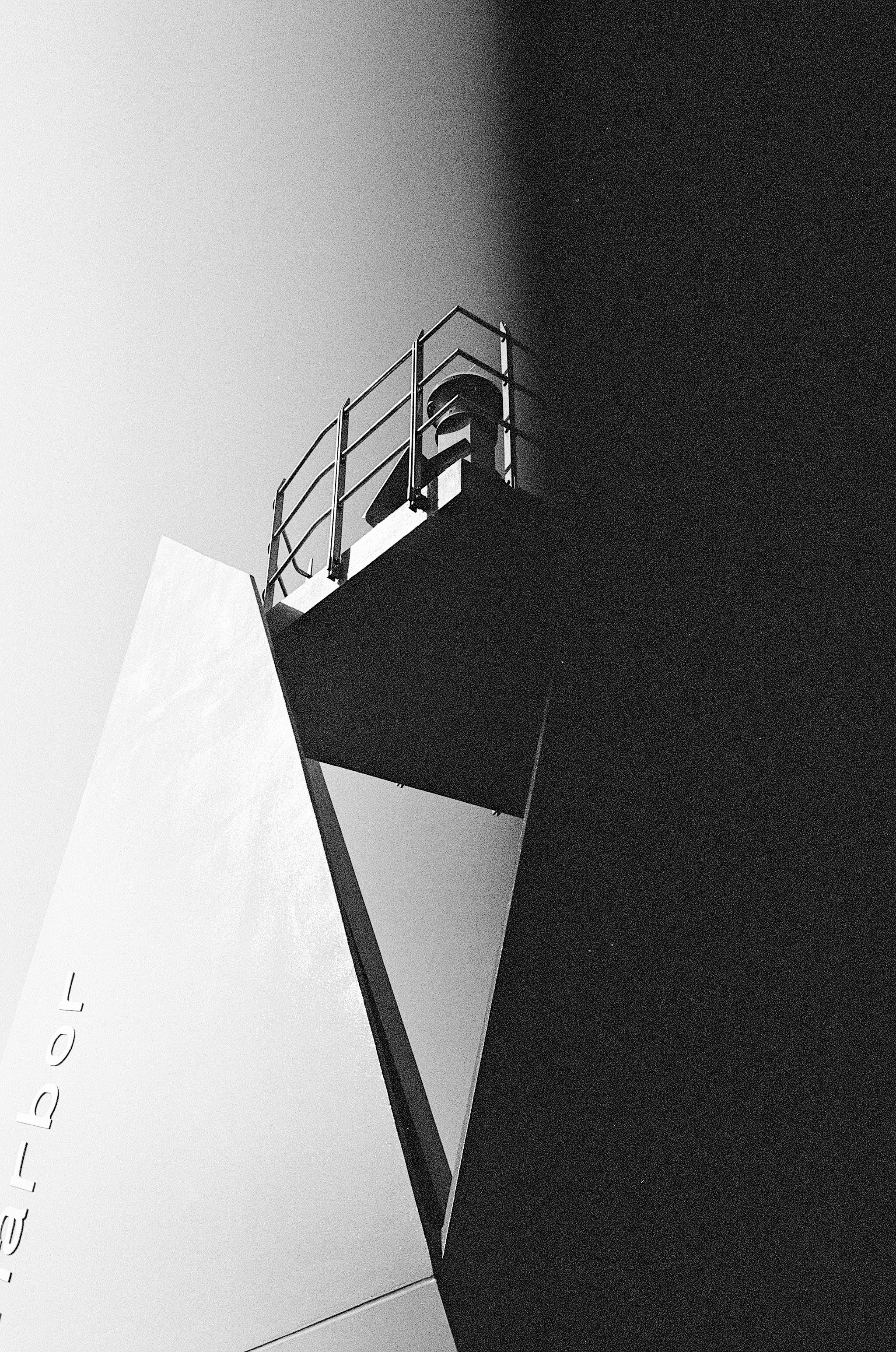 façade de bâtiment géométrique noir et blanc avec escalier