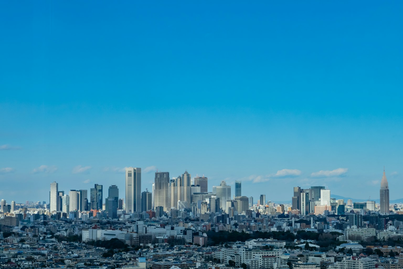 Vista panorámica del horizonte de Tokio con cielo azul