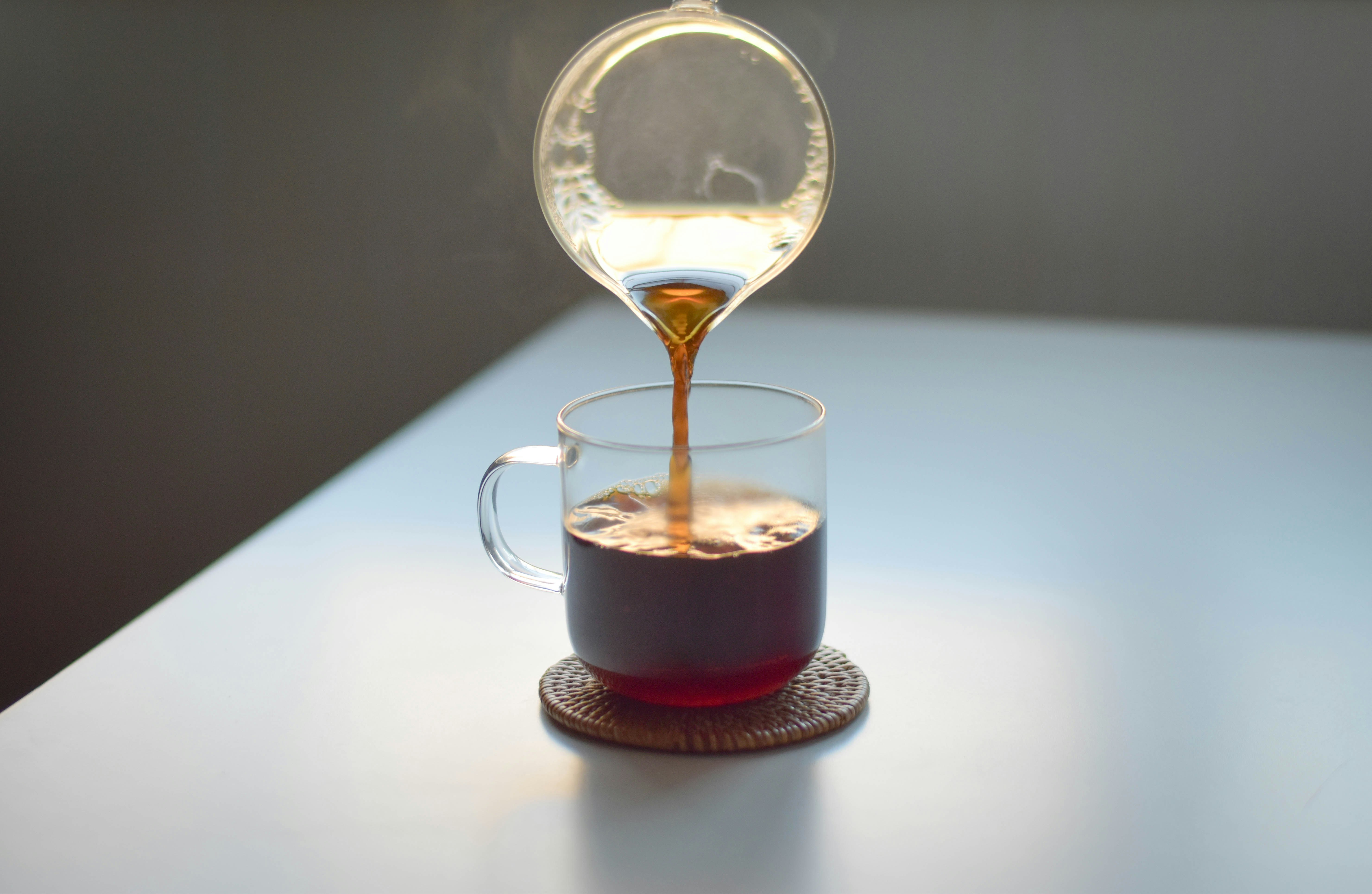清晨手沖咖啡倒入的一杯