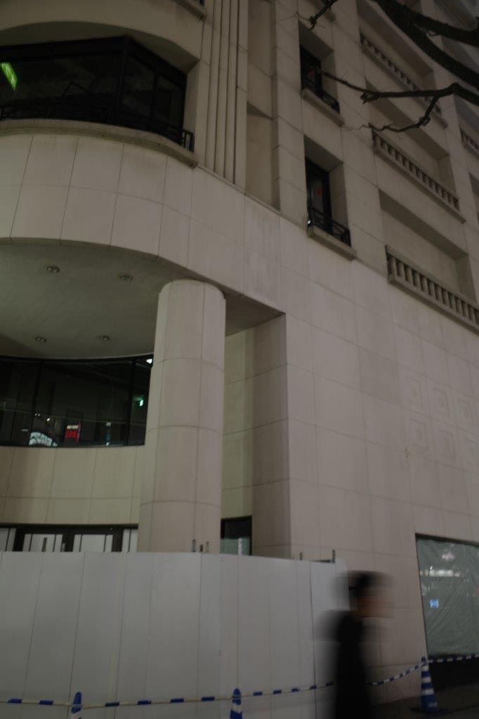 带拱形入口的大型建筑外立面