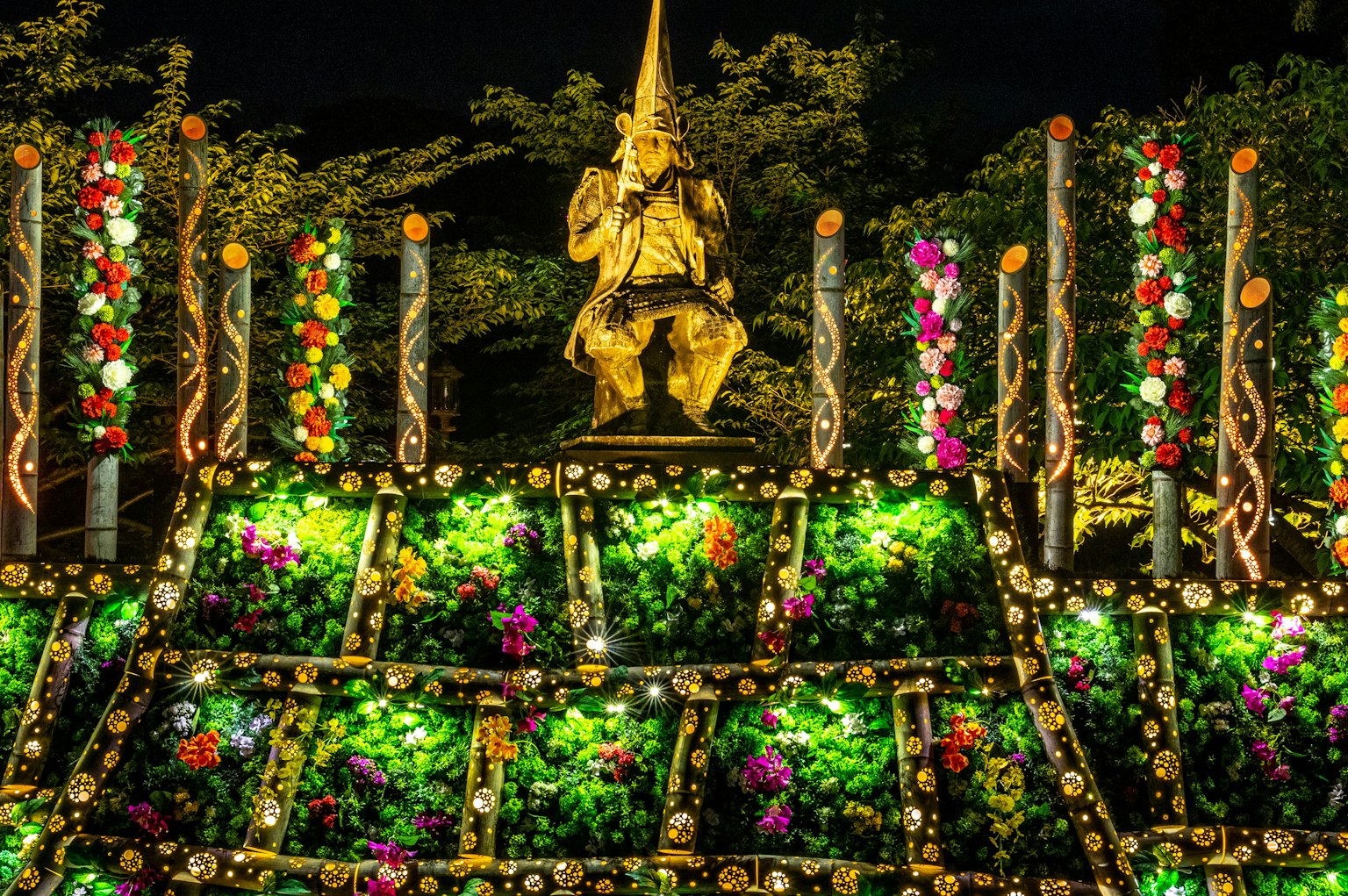 夜晚裝飾華麗的祭壇上坐著金色雕像
