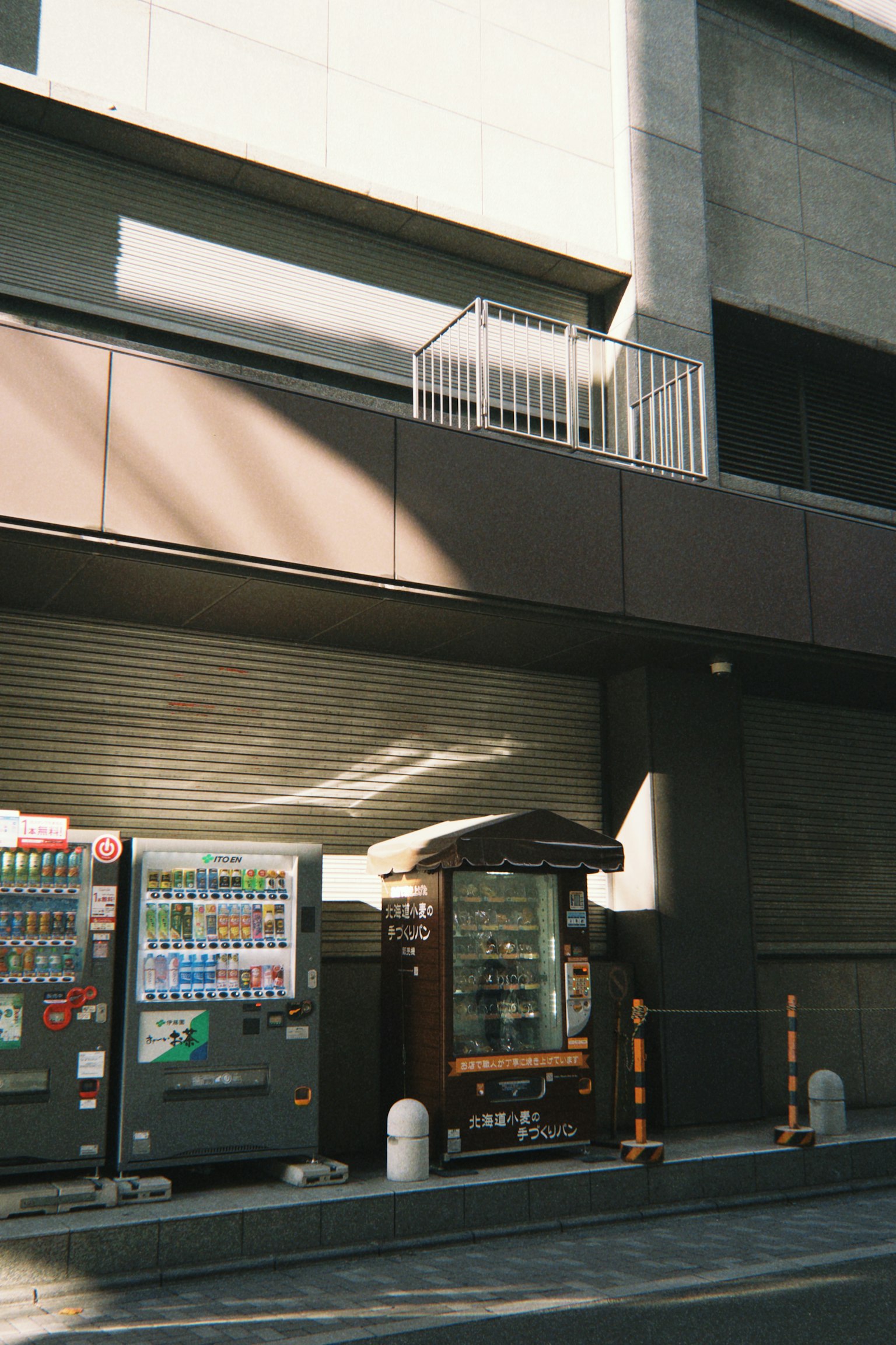 城市景觀，特色自動售貨機和小亭子