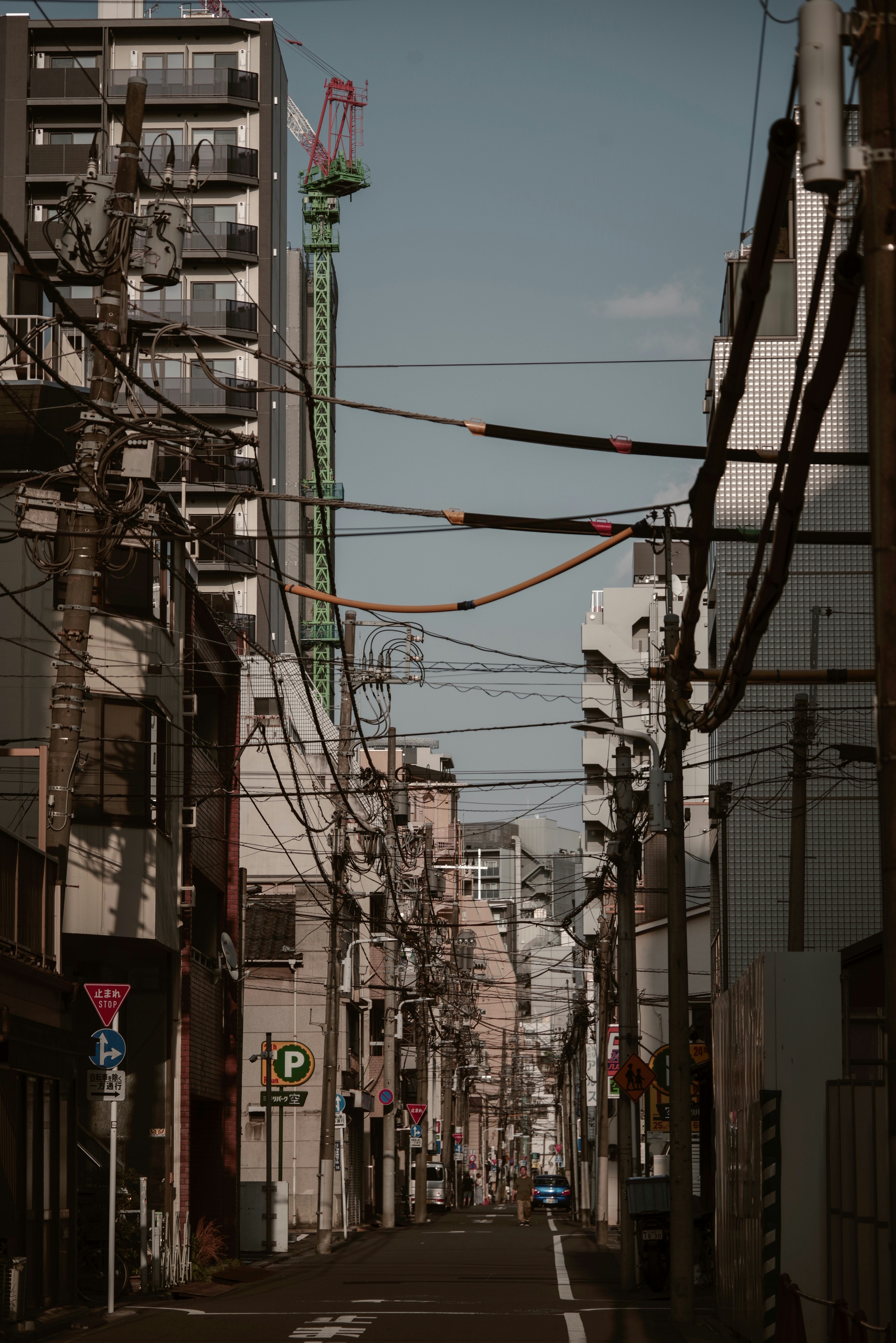 浅草橋の下町路地に張り巡らされた電線と街並み