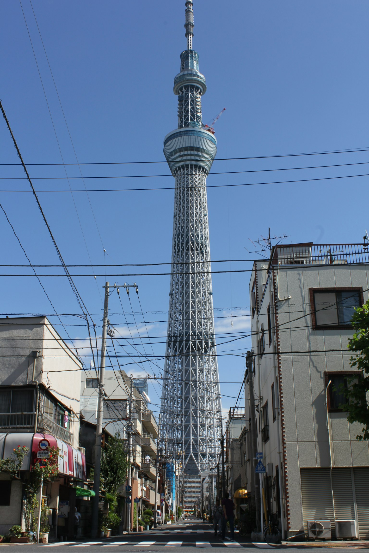 Tokyo Skytree menjulang di bawah langit biru yang cerah
