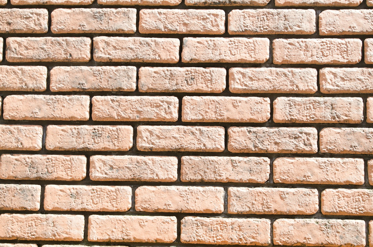 Tường có kết cấu làm bằng gạch màu sáng