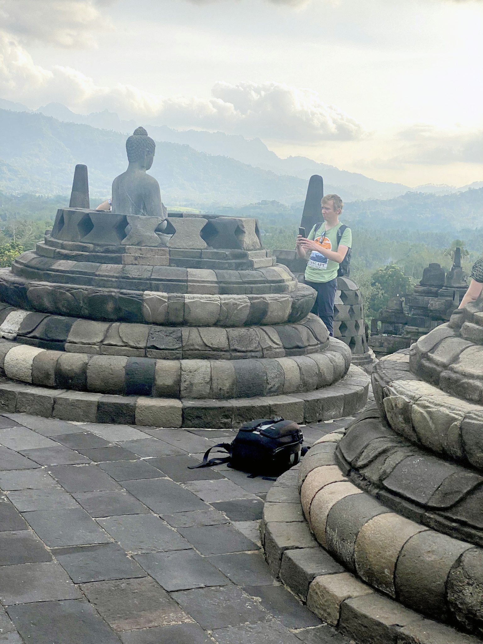 Vue du temple de Borobudur avec des statues de Bouddha et des stupas en pierre