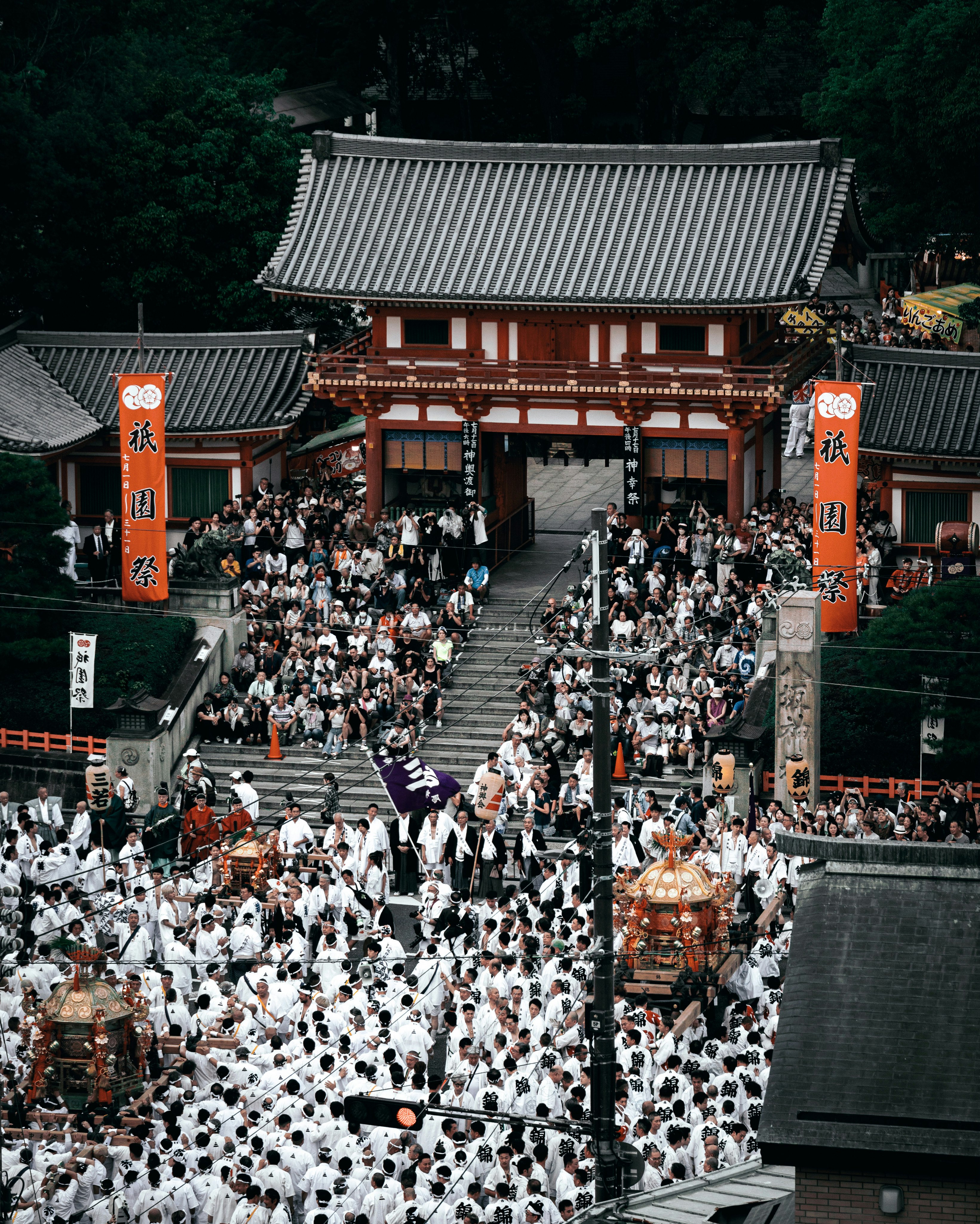 大勢の参拝者が並ぶ神社の石段と楼門の前の賑わい