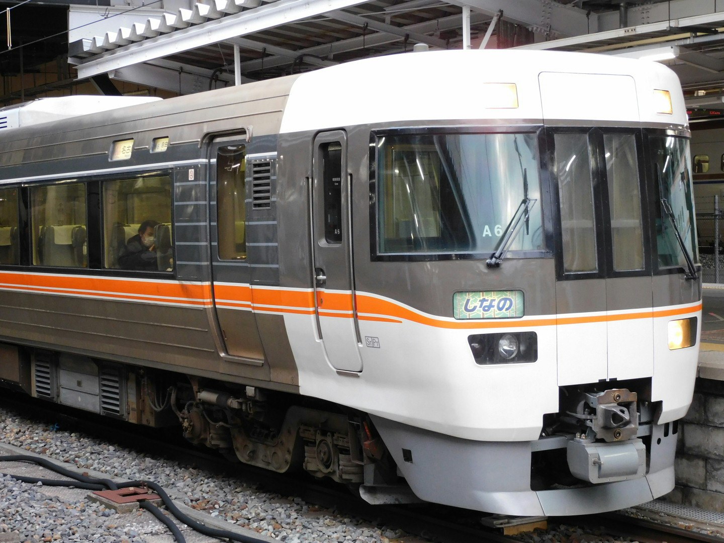 停在鐵軌上的白色與橙色列車車頭