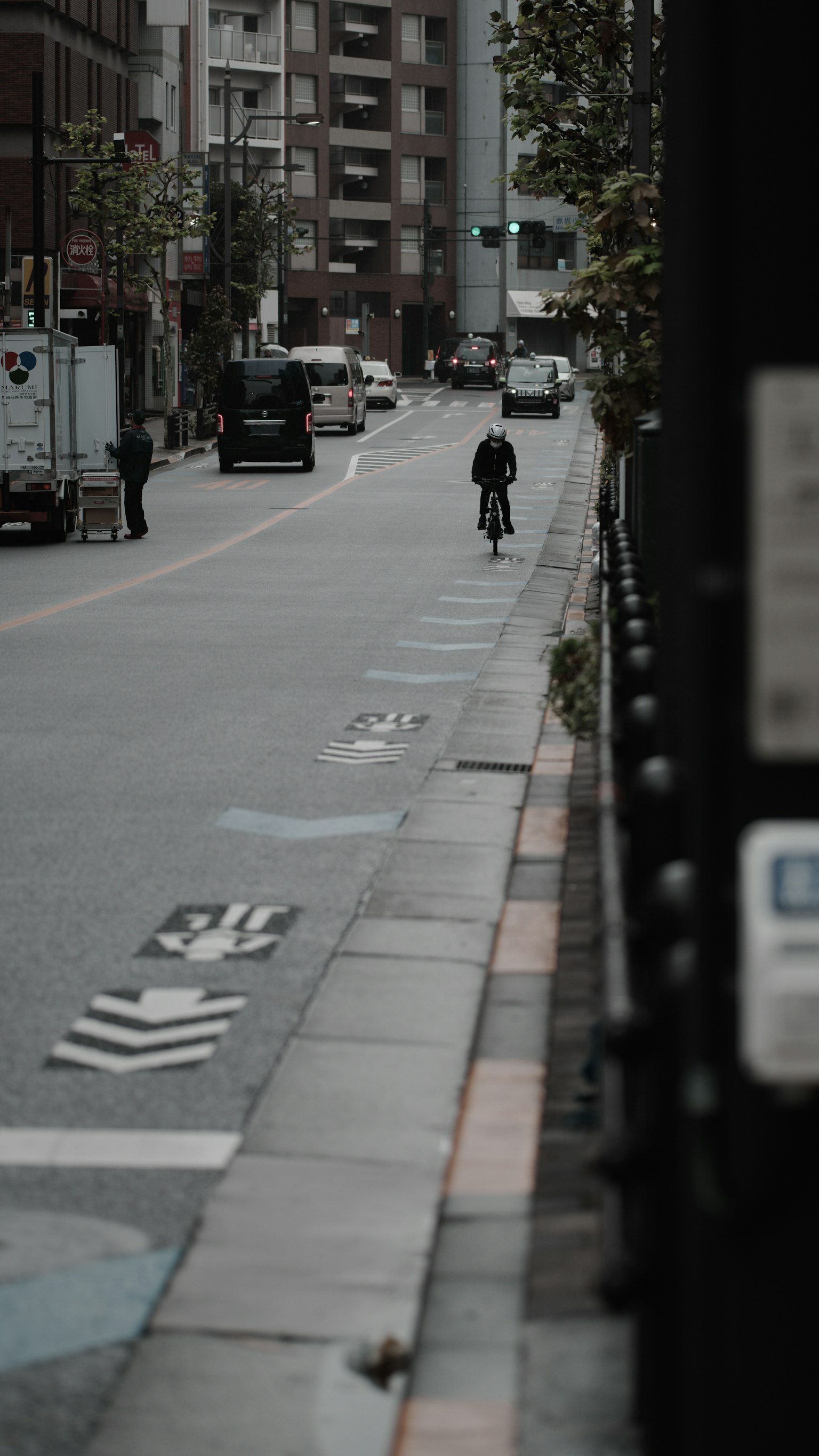 Scena urbana con un ciclista che pedala sulla strada