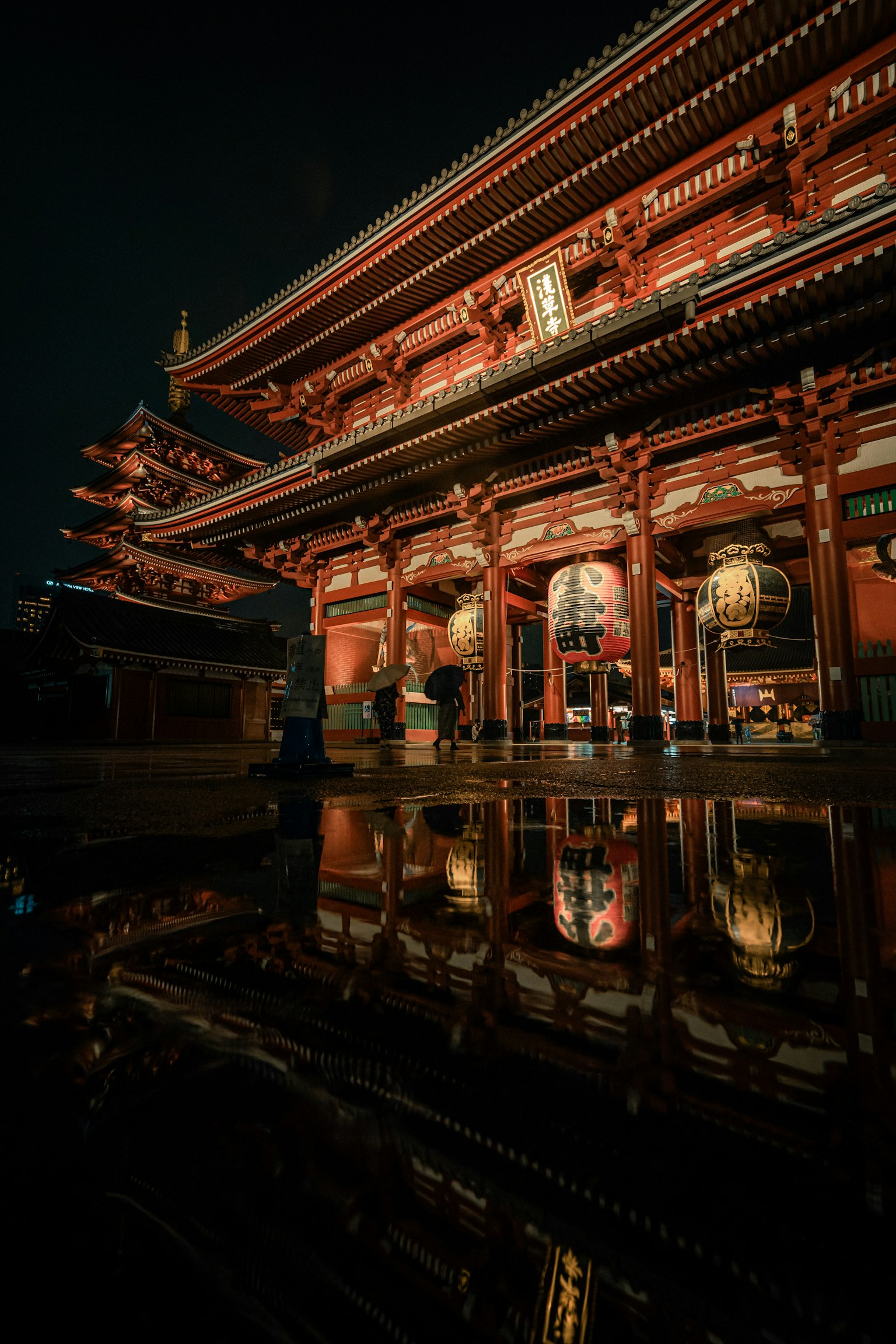 Hermosa fachada de templo rojo por la noche con reflejos