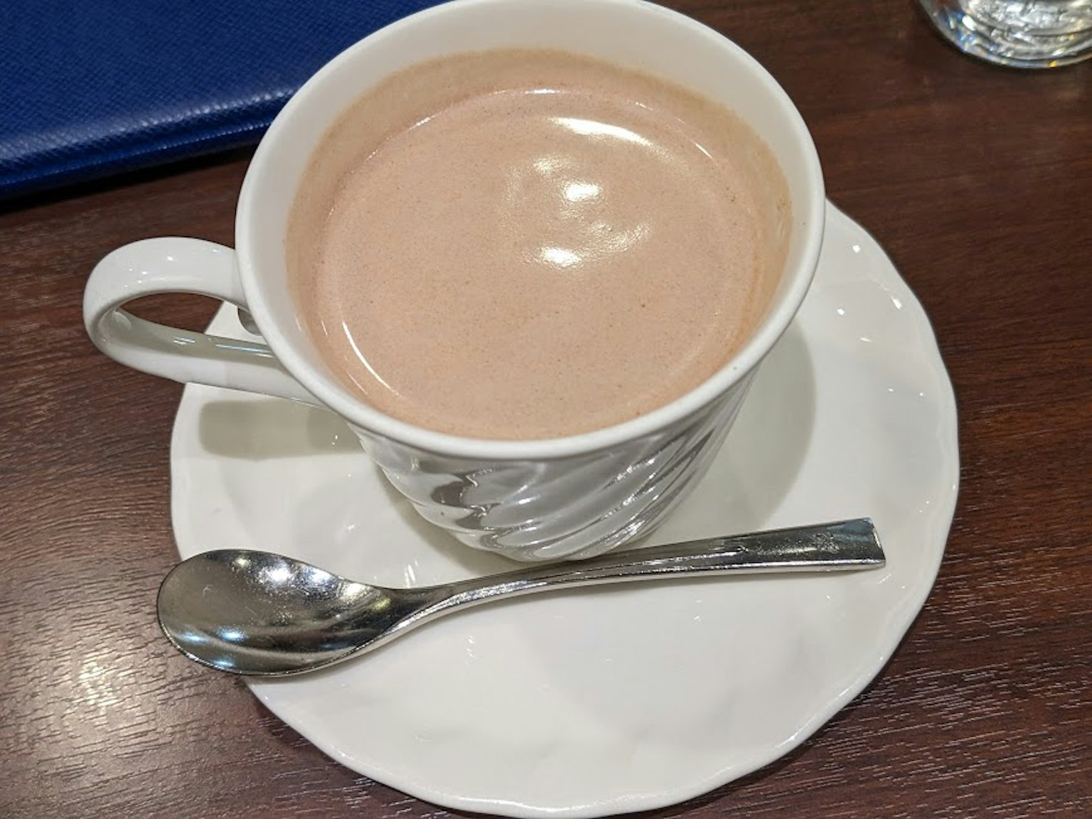 白色杯子里的奶油热巧克力
