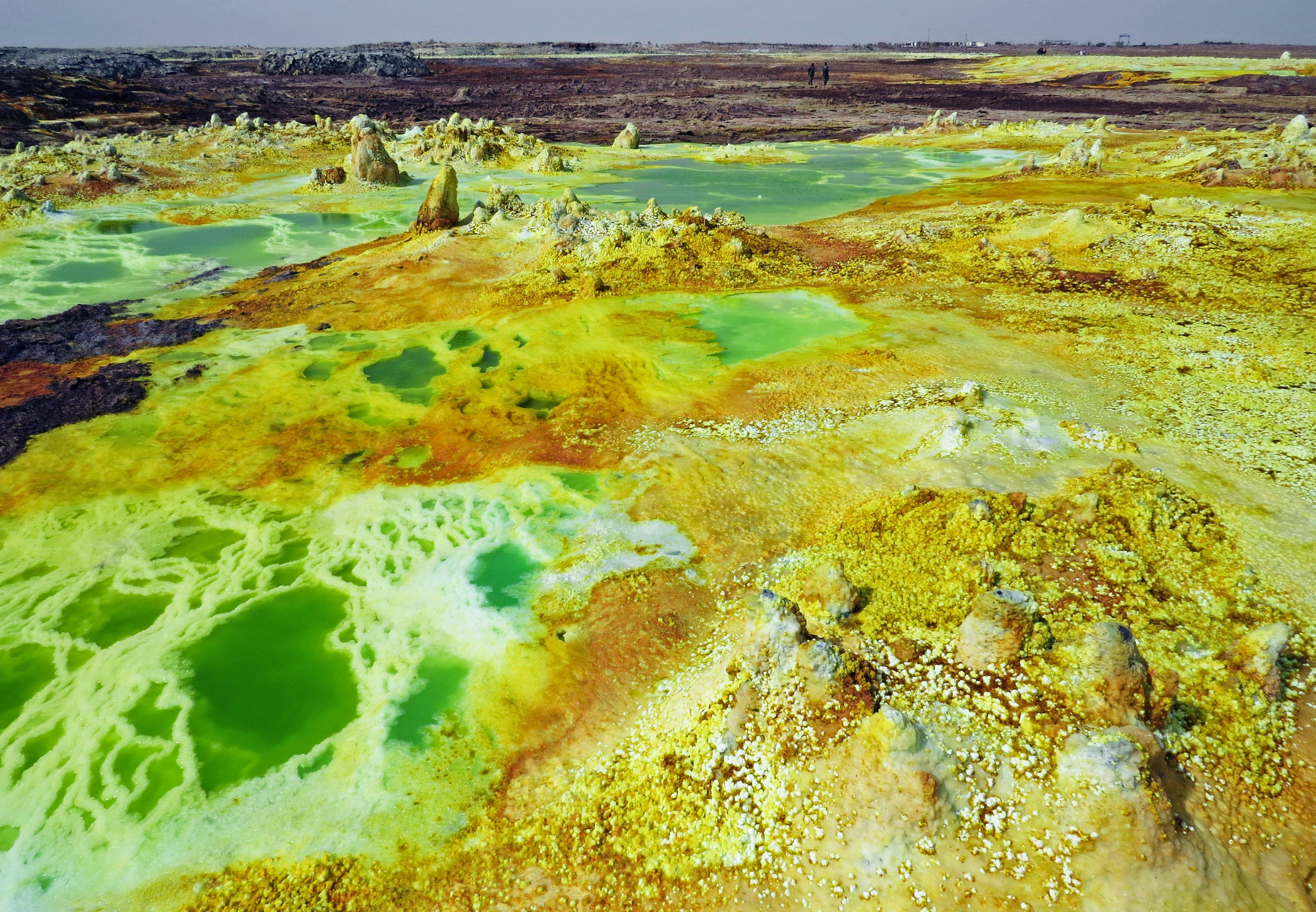 Landschaft mit geothermischen heißen Quellen und grünen gelben Becken