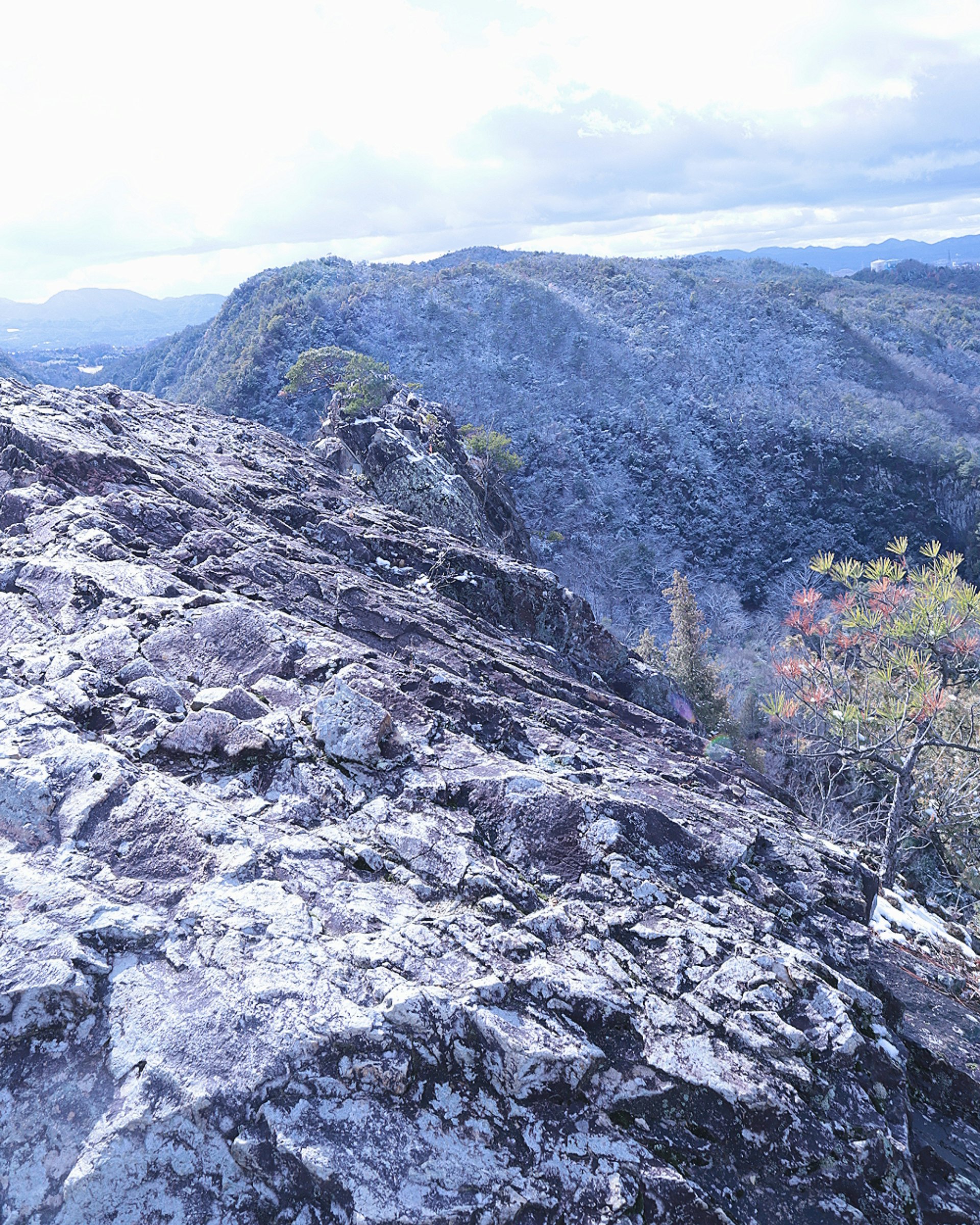 punggungan gunung berbatu dengan jajaran pegunungan jauh