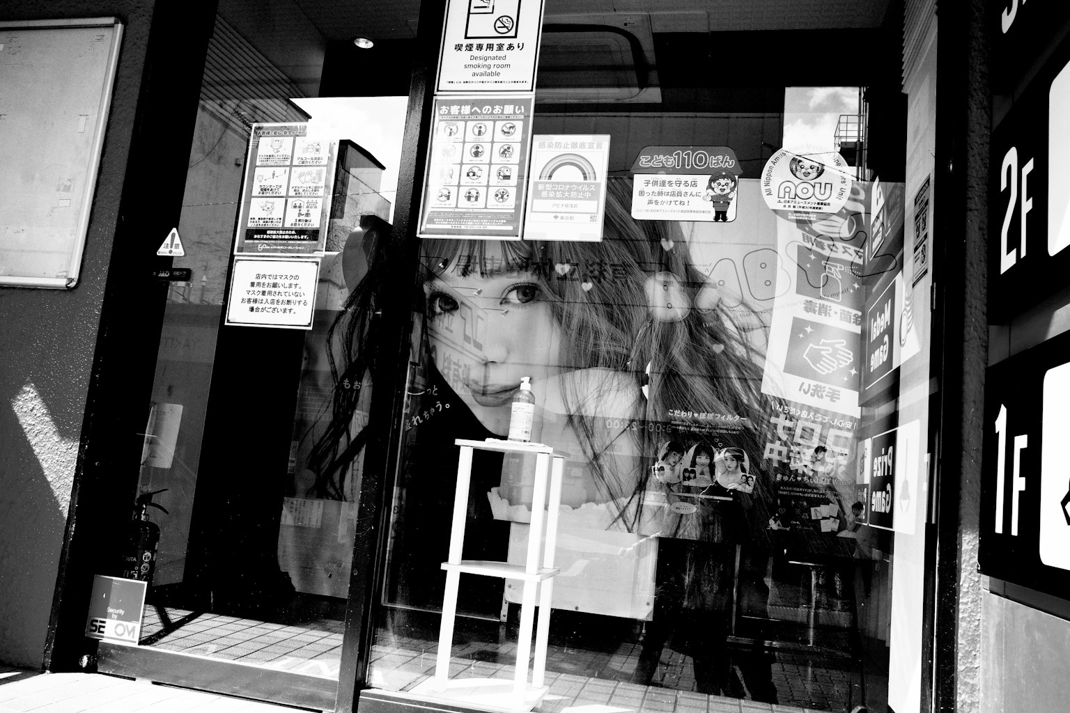 商店入口处的黑白女孩脸壁画
