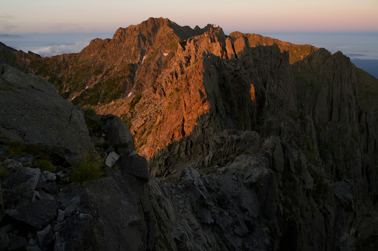 夕阳照耀下的崎岖山峰的风景