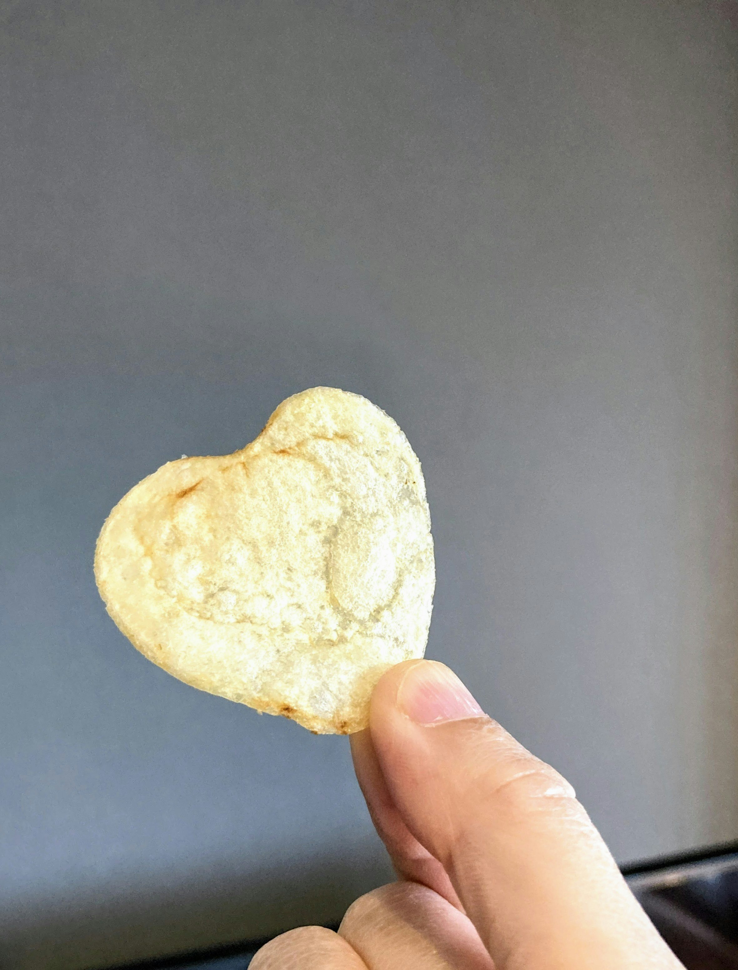 手に持ったハート形のクッキー