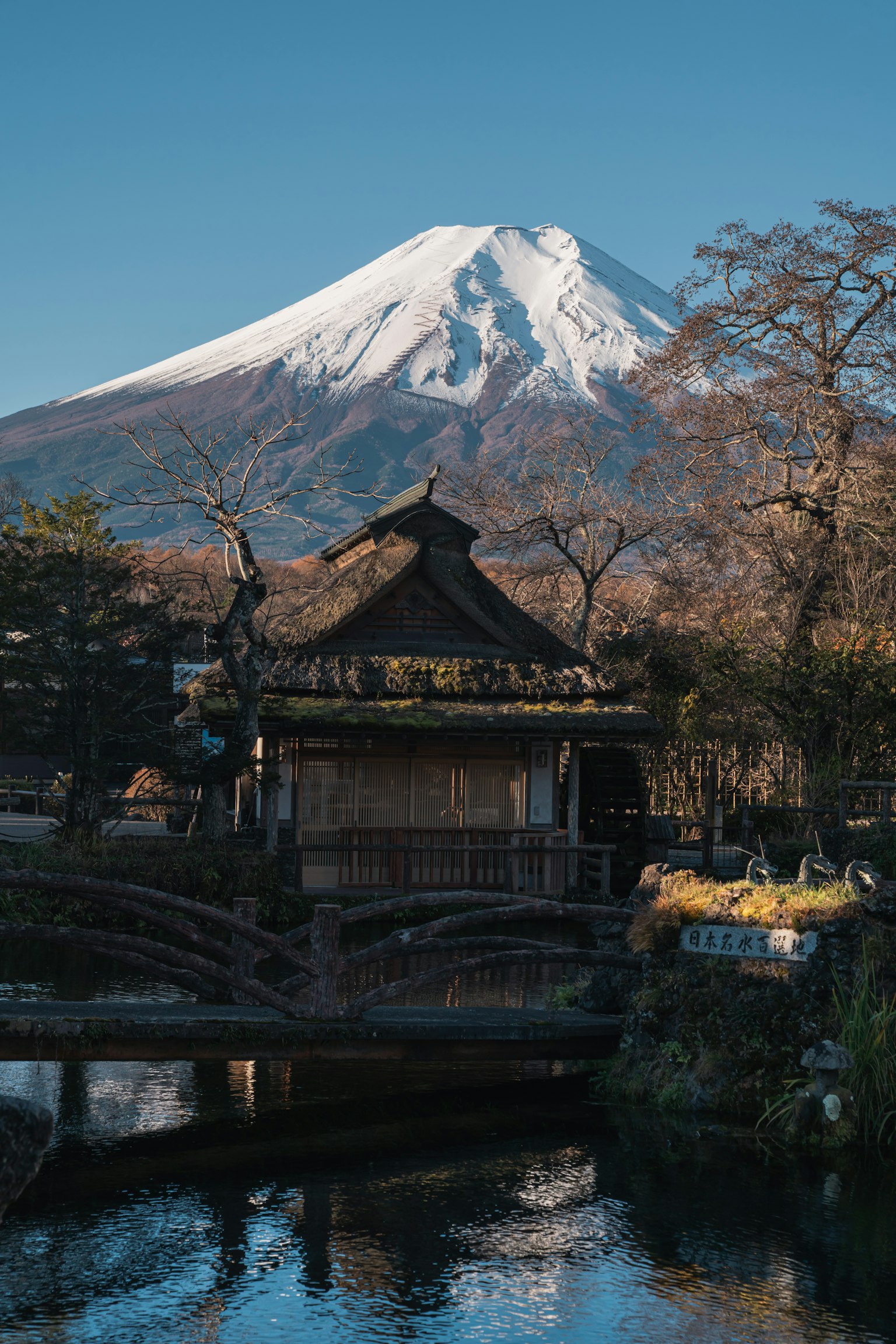 Malersicher Blick auf den Fuji mit traditionellem japanischen Haus und Brücke