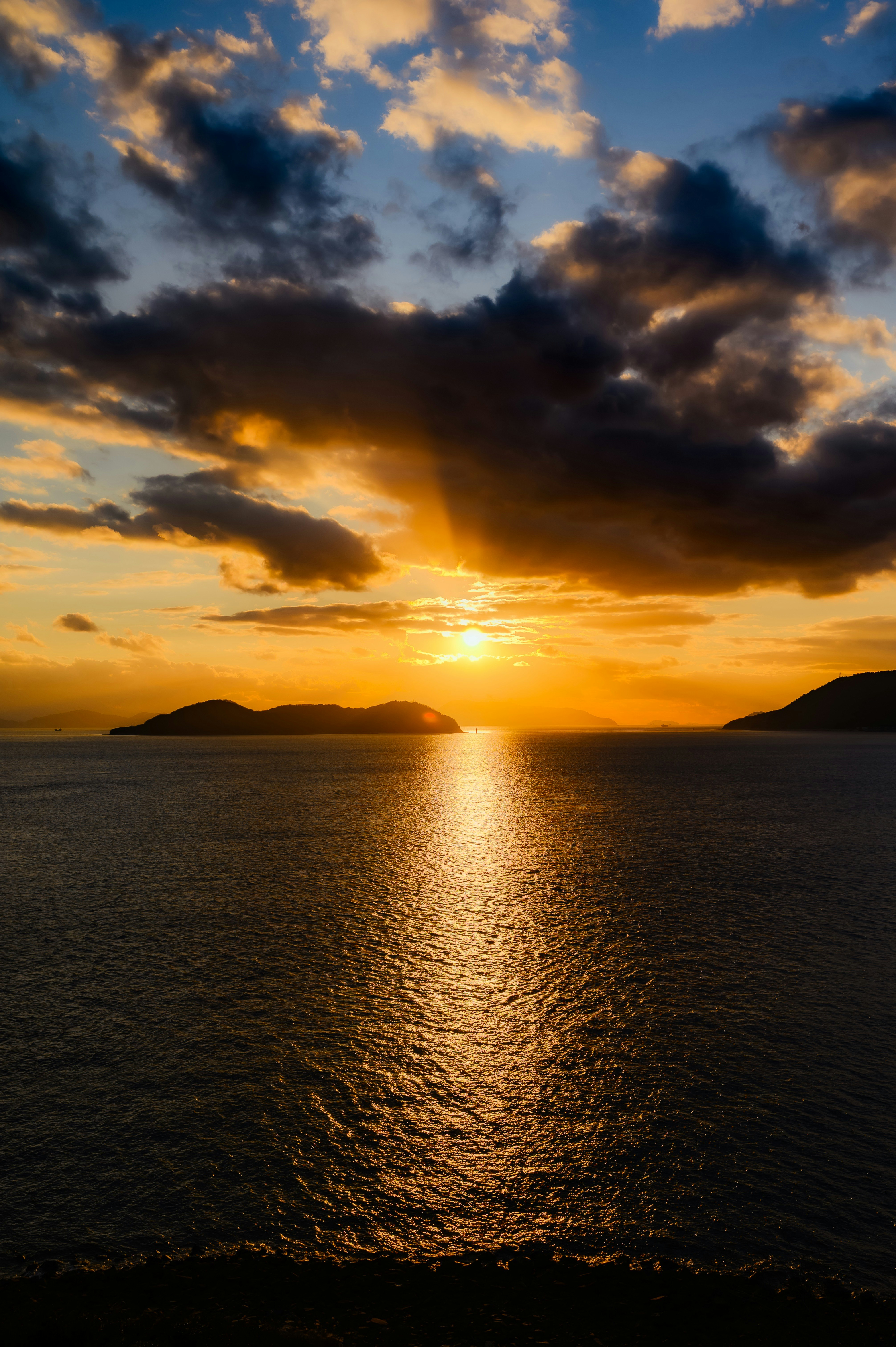 océan éclairé par le soleil et horizon au coucher du soleil