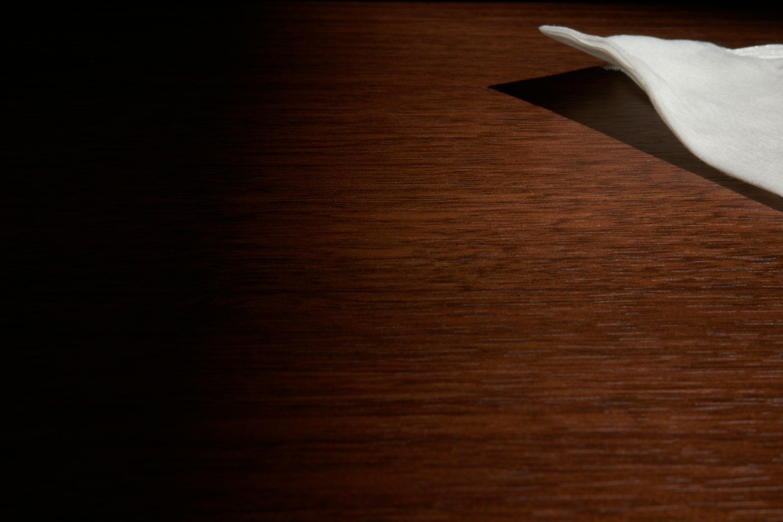 Objeto de cerámica blanca sobre una mesa de madera