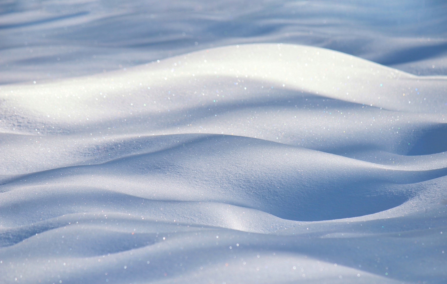 Suaves olas de nieve crean un paisaje sereno