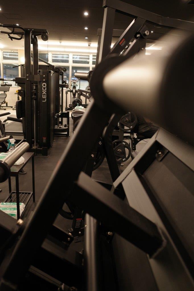 Fitnessstudio innen mit aufgereihten Trainingsgeräten