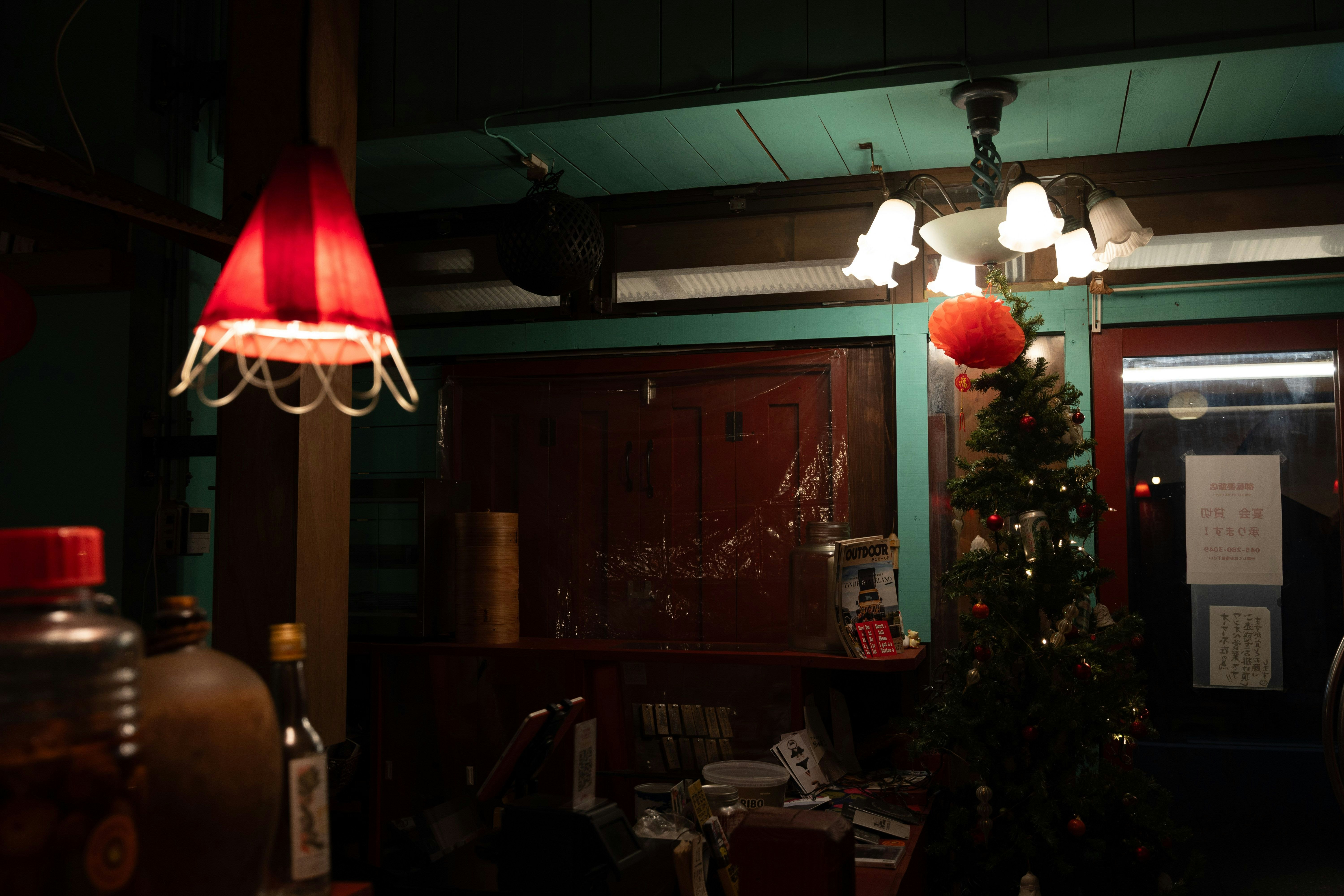 intérieur de boutique sombre avec un sapin de Noël et des décorations