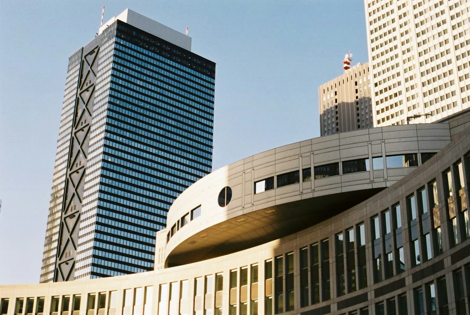 城市景觀，現代建築與圓形結構