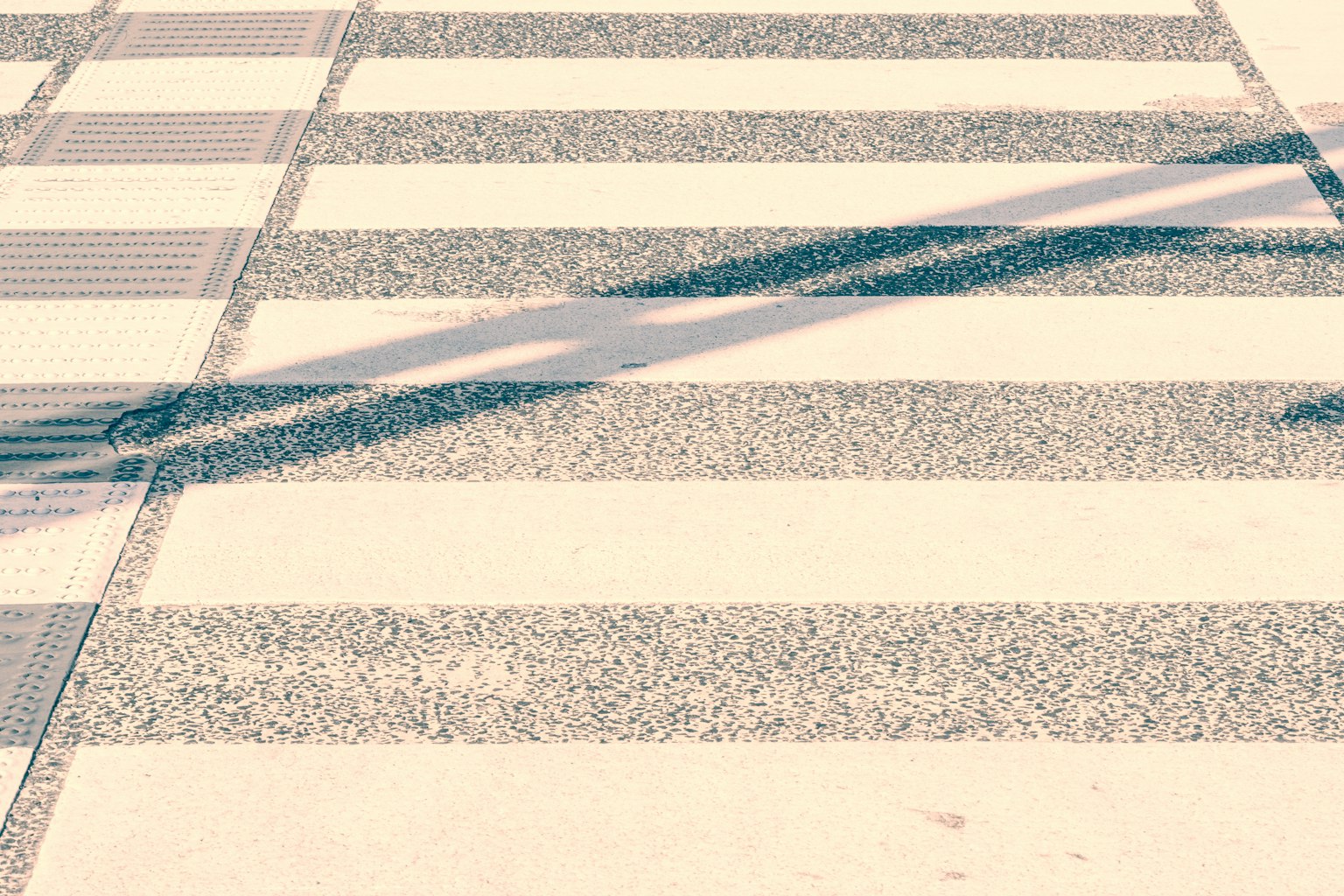Paso peatonal con pavimento rayado y sombra