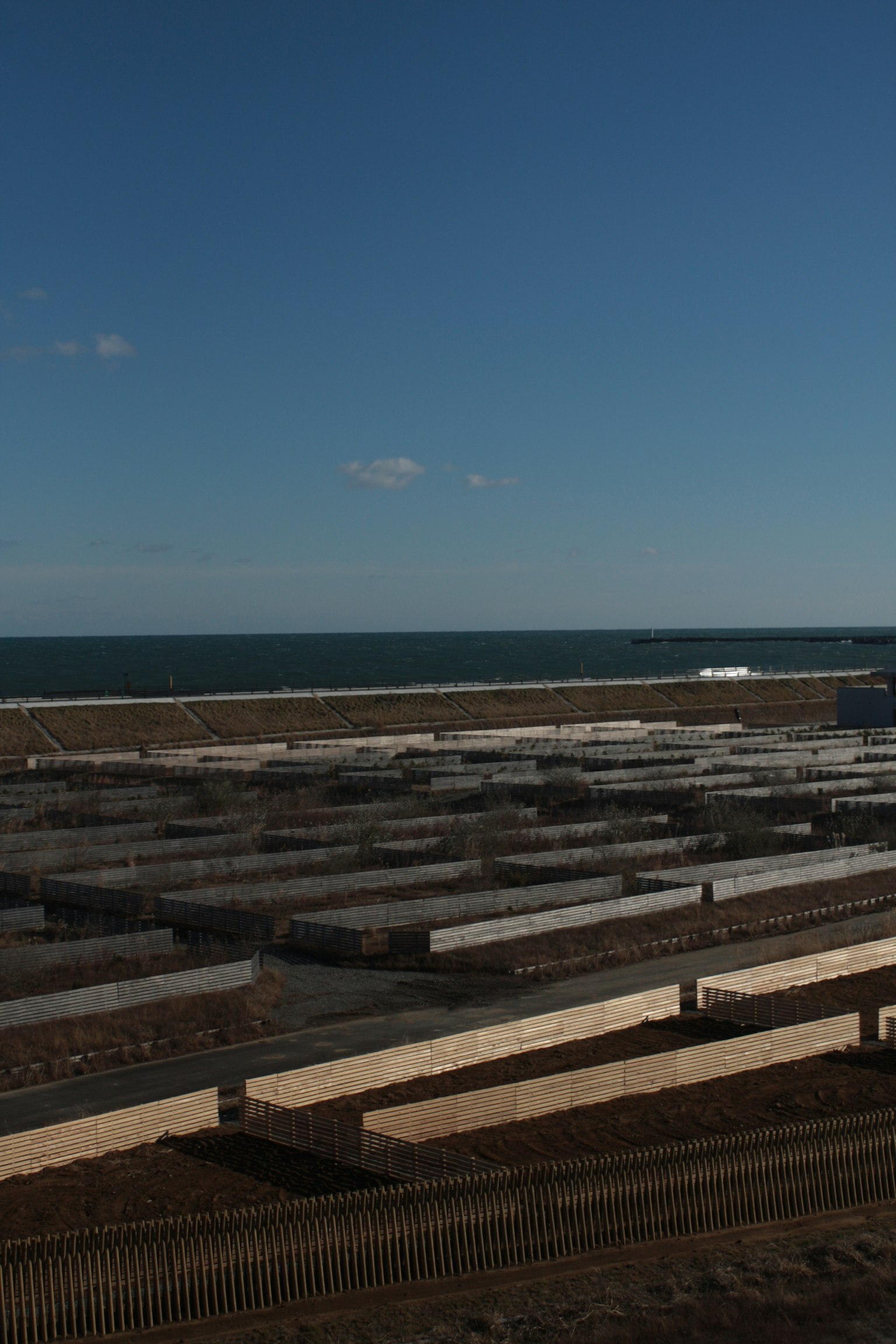 Vue aérienne de structures faisant face à la mer et ciel bleu