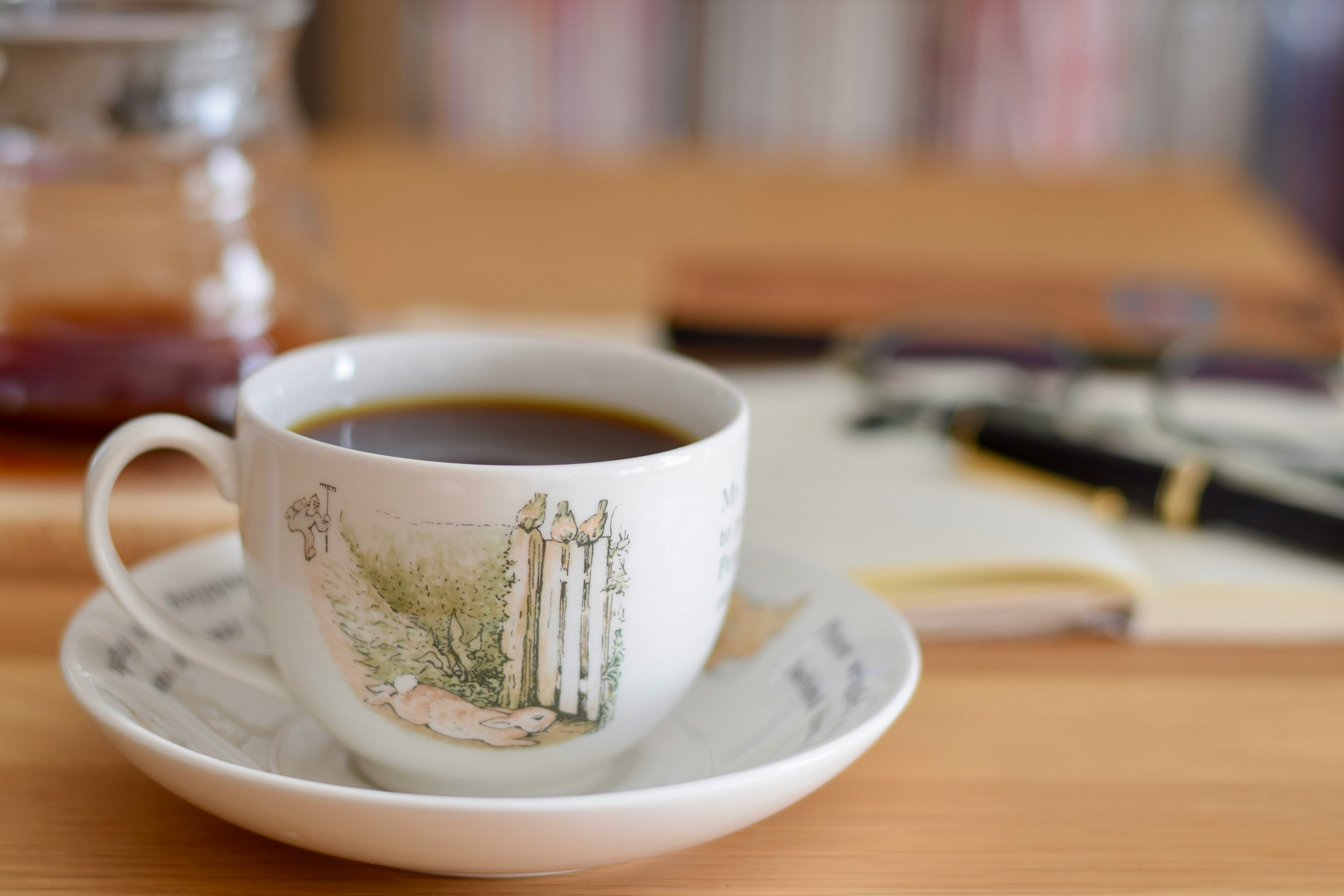 primo piano di una tazza da caffè e del piattino