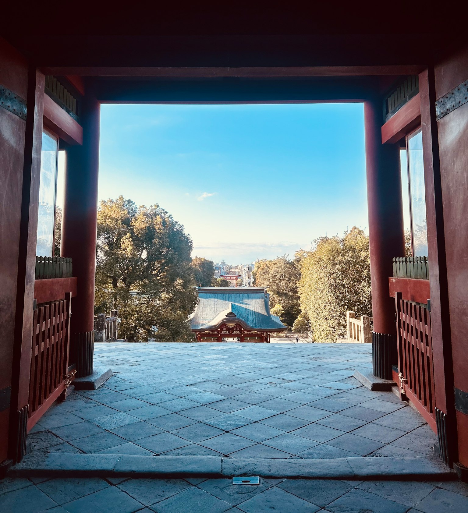 透過紅色大門看到美麗的風景和藍天