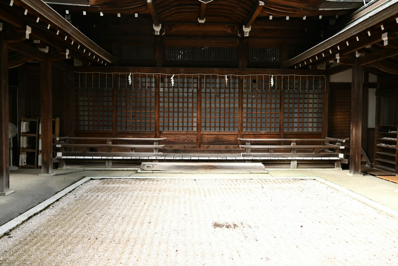 Interno di un edificio tradizionale giapponese con panche in legno e pavimento in tatami