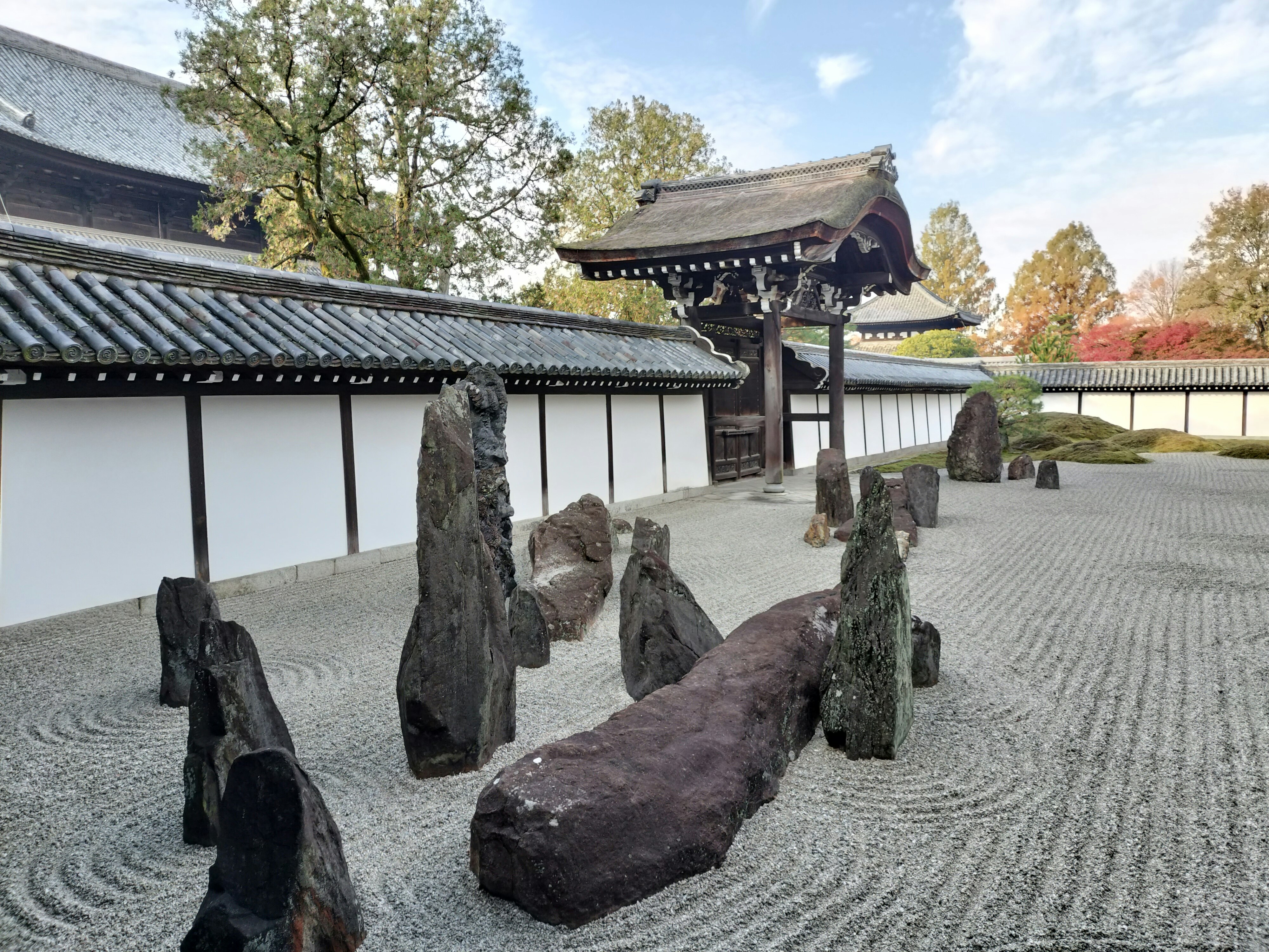 庭園の砂利敷きと石組みが並ぶ寺院の回廊